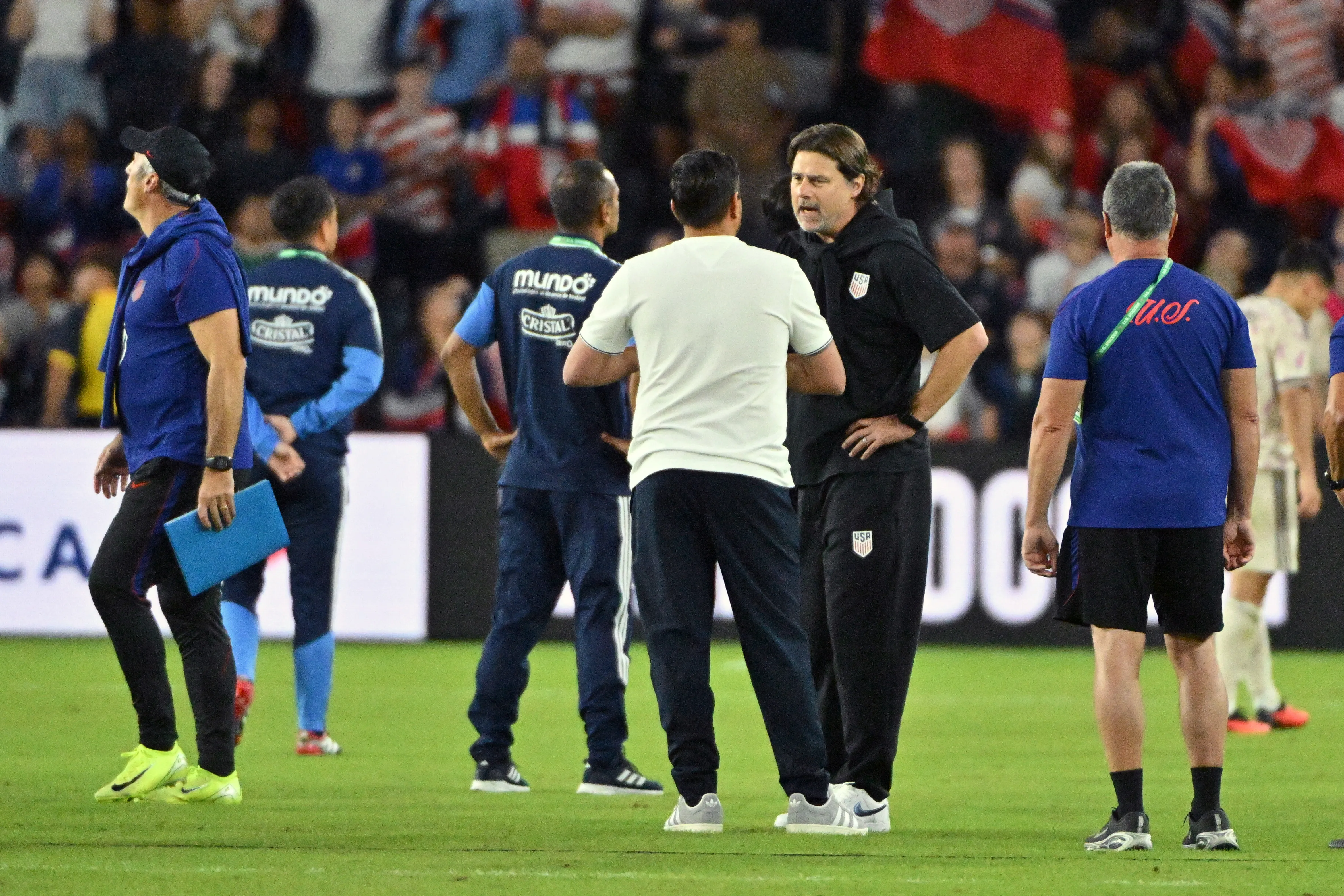 Nicolás Córdova habla con Mauricio Pochettino tras la caída de Chile vs Estados Unidos. (Jeff Lee/Photosport).