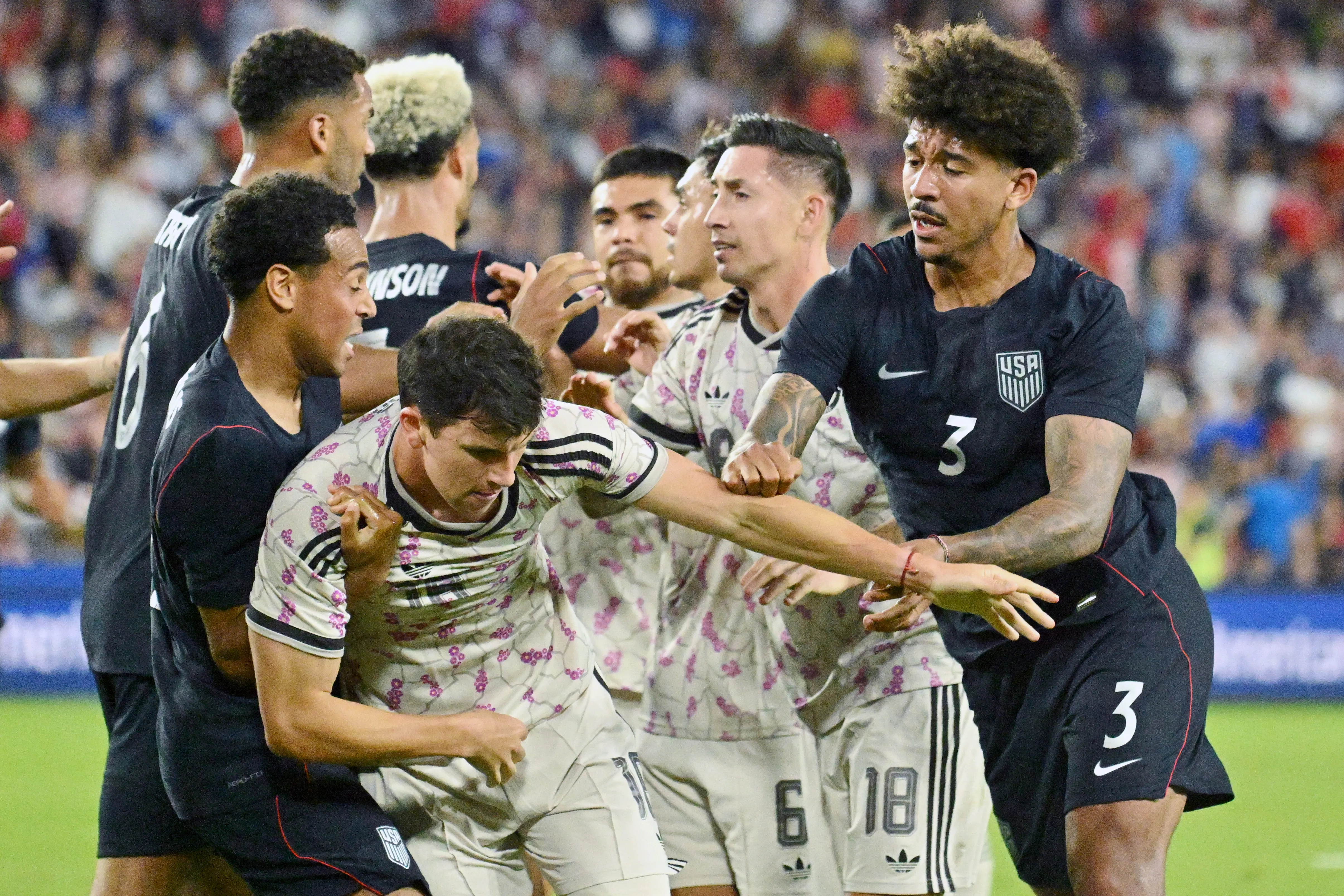 Otra vez terminó álgido el partido de Chile en la gira por América del Norte. (Jeff Lee/Photosport).