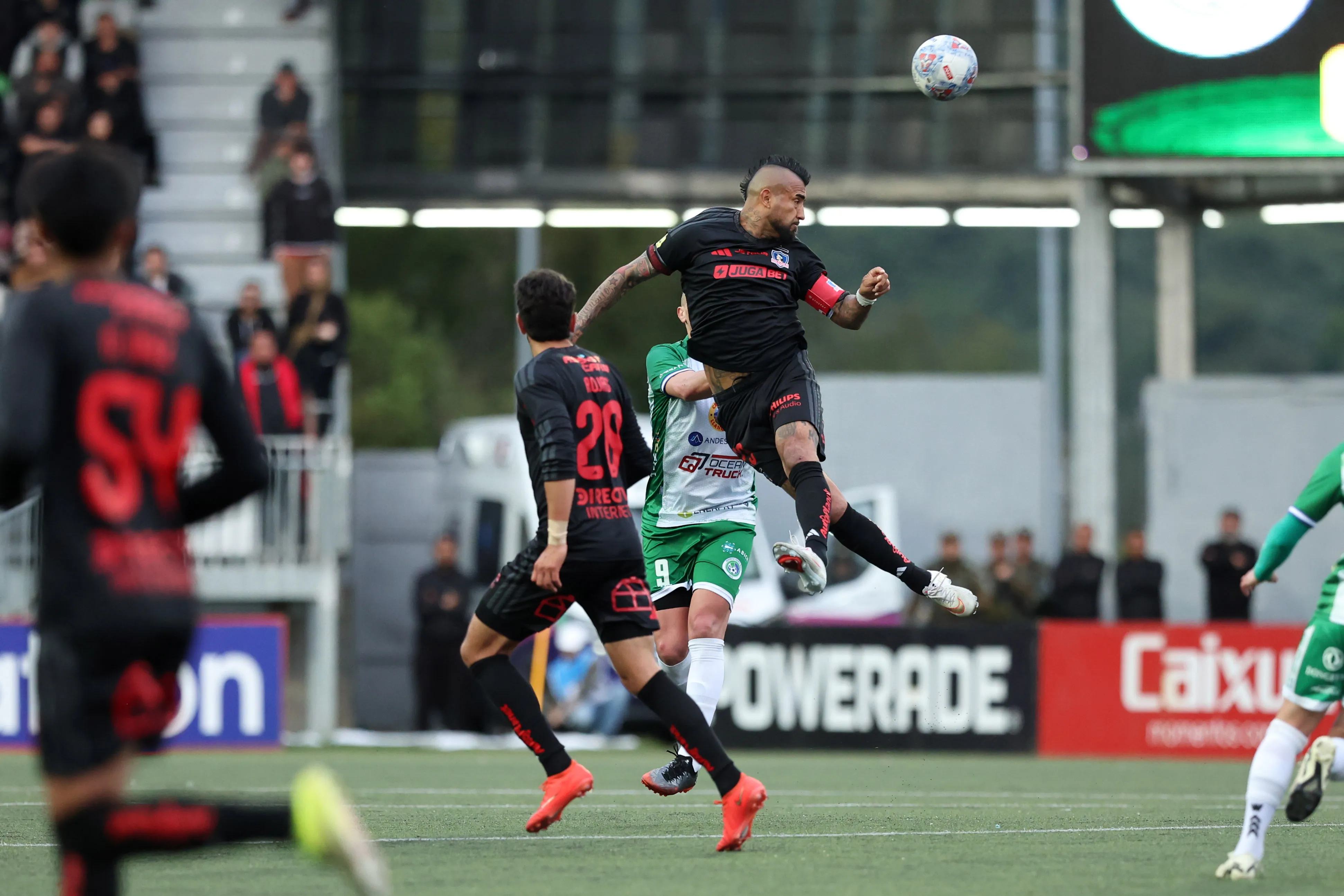 Arturo Vidal en acción durante el triunfo de Colo Colo vs Puerto Montt. (Nicolas Klein/Photosport).