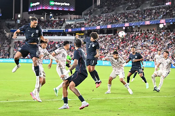 La jugada que aludió Nicolás Córdova: Paulo Díaz clavado al piso y Chris Richards cabecea para el 3-2. (Rick Ulreich/Icon Sportswire via Getty Images).