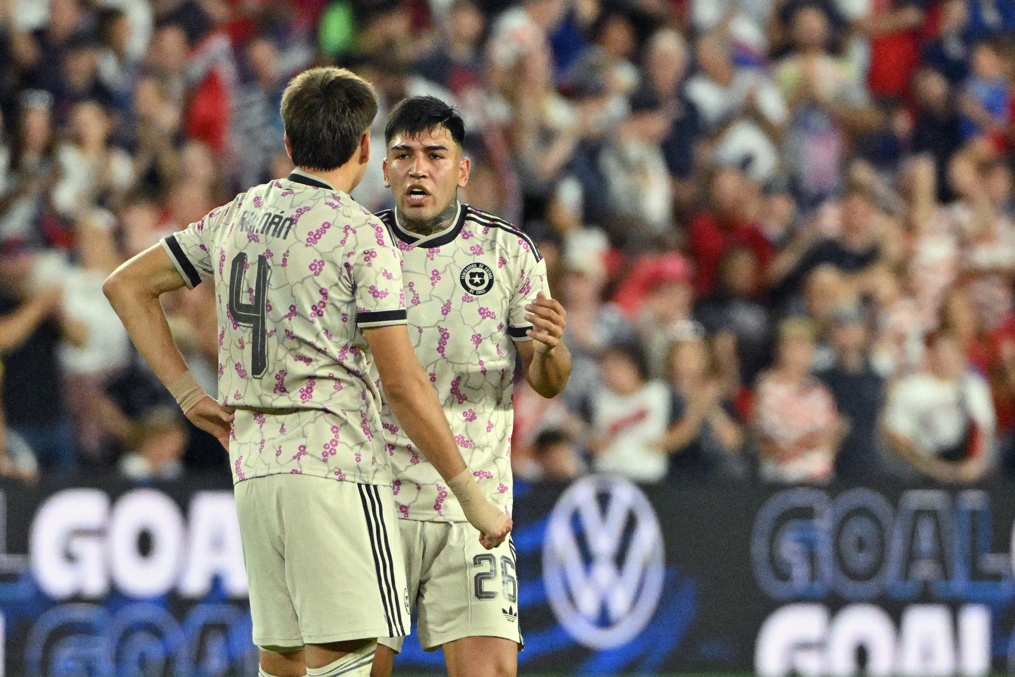 Iván Román y Diego Ulloa, dos de Colo Colo que fueron titulares ante Estados Unidos. (Jeff Lee/Photosport).