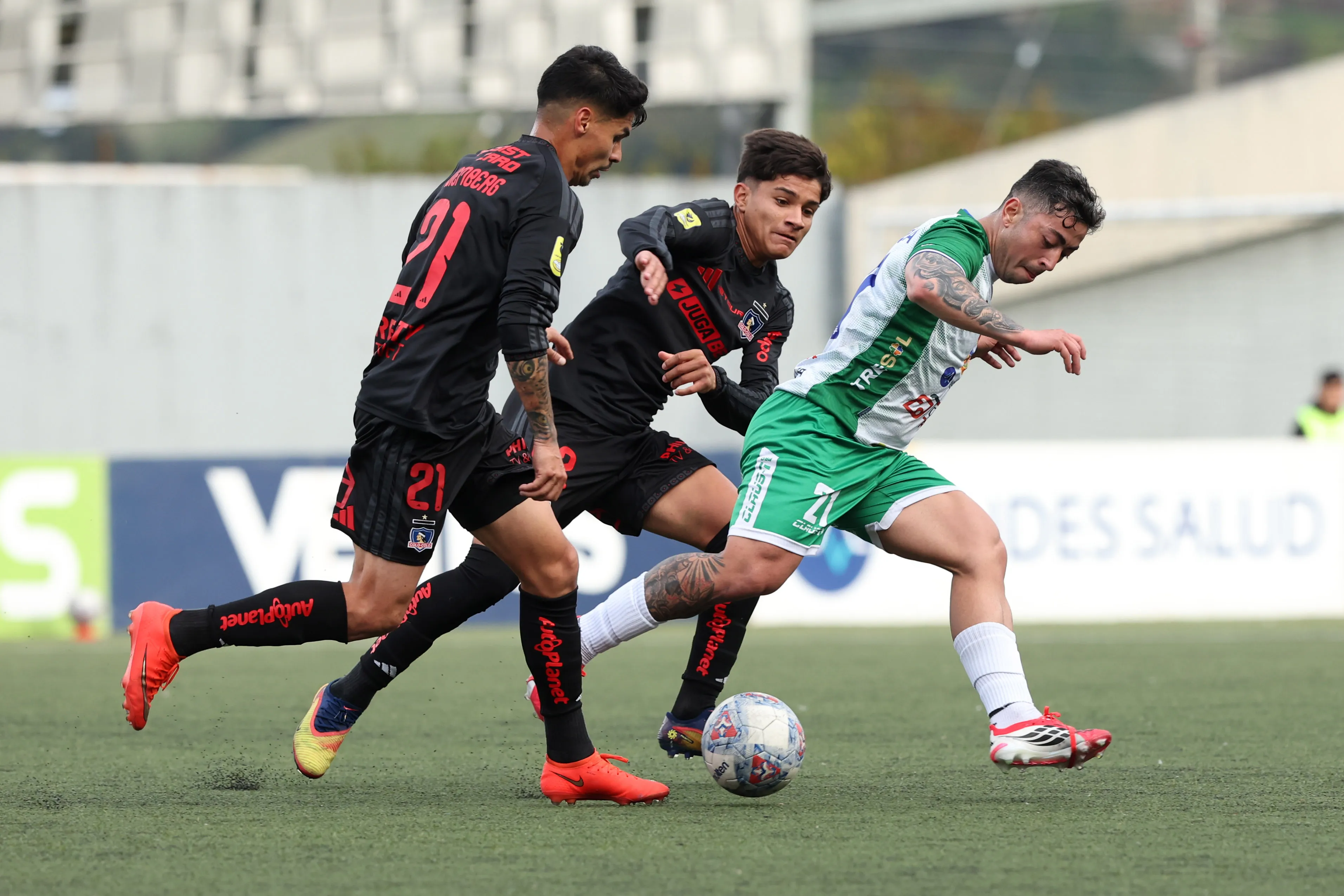 Erick Wiemberg y Cristian Díaz ante Fabián Espinoza de Deportes Puerto Montt. (Nicolas Klein/Photosport).