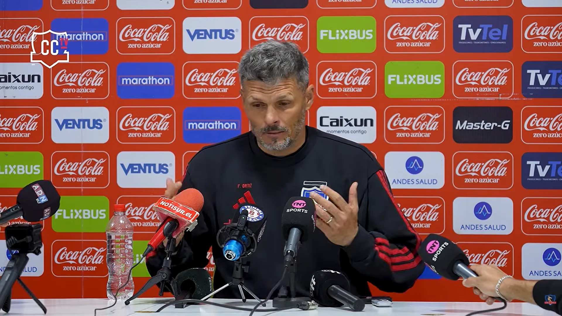 Fernando Ortiz y el gesto que hizo antes de responder la pregunta. (Captura Colo Colo).