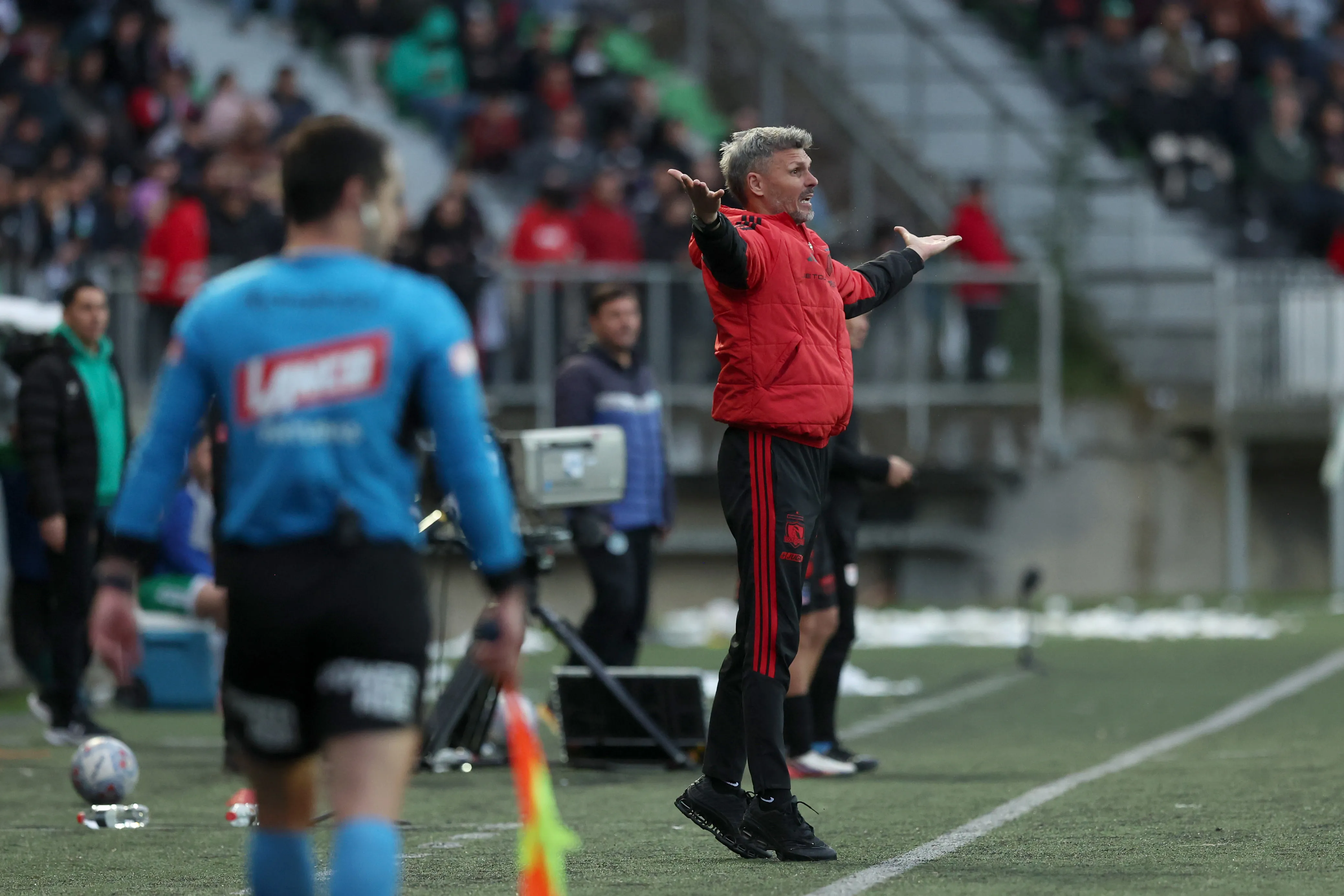 Fernando Ortiz en el estadio Chinquihue. La cancha sintética fue algo que complicó a los albos, según él. (Nicolas Klein/Photosport).