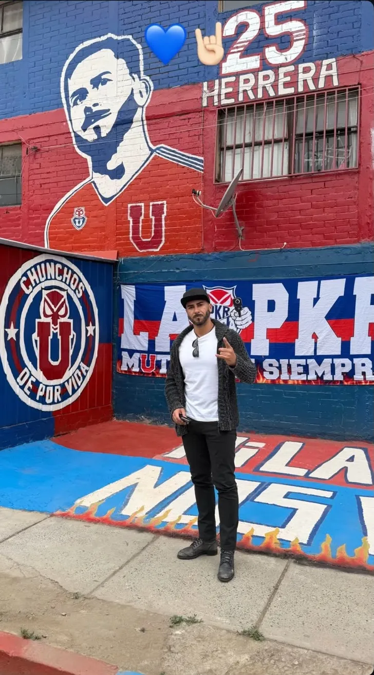 Johnny Herrera en su mural en la Pucará.