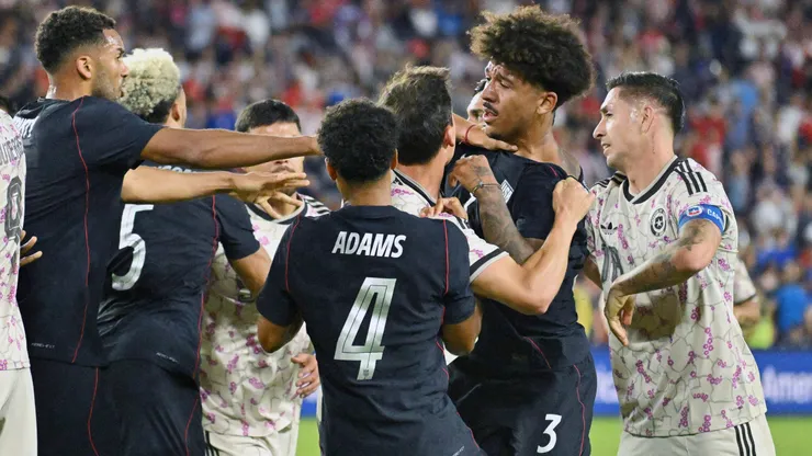 Al igual que el partido contra Canadá, Chile terminó el duelo ante Estados Unidos en una fuerte discusión con varios amagos de pelea.