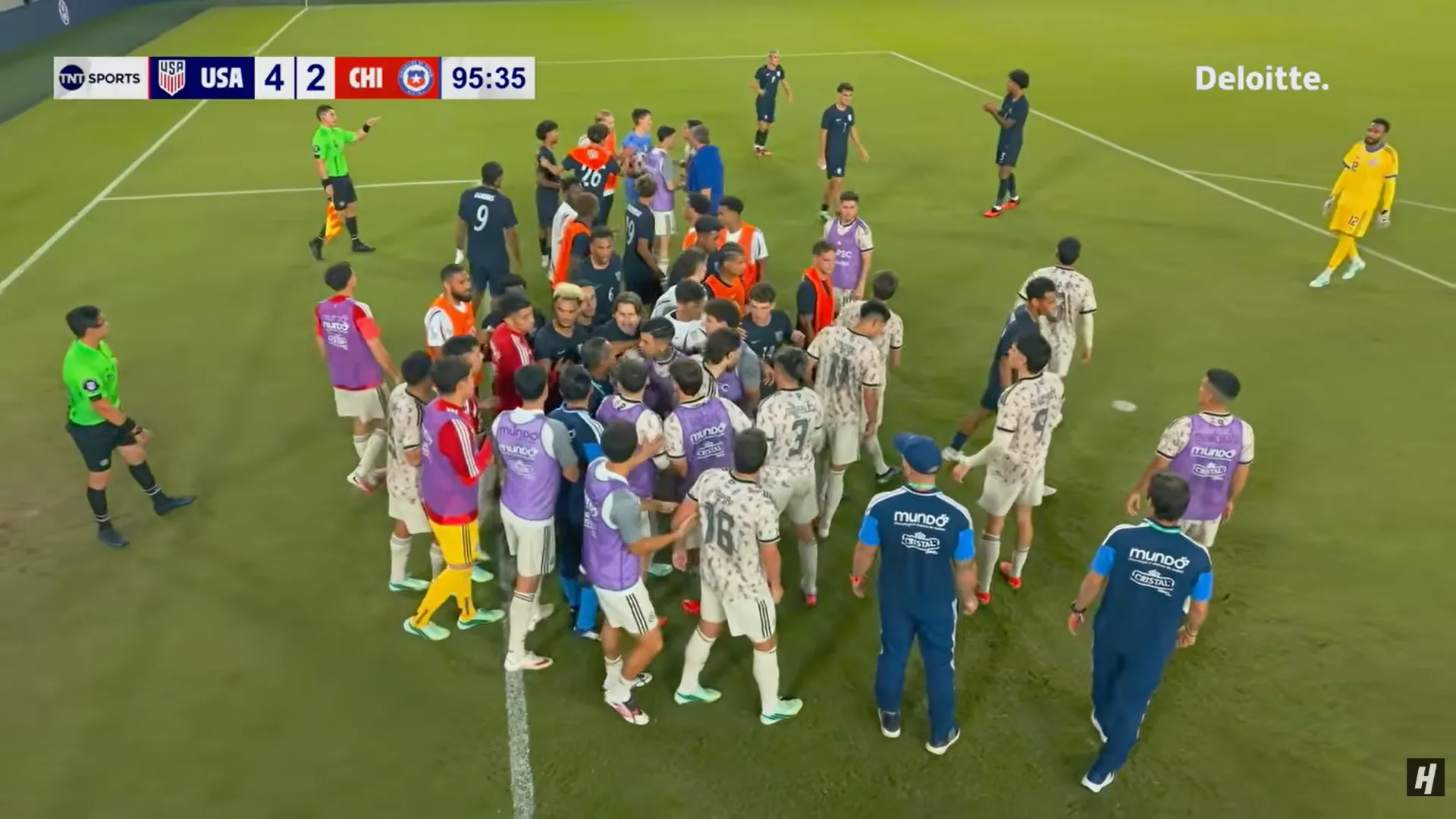 Mauricio Pochettino metido en la batahola que se generó en el final del amistoso. (Captura).