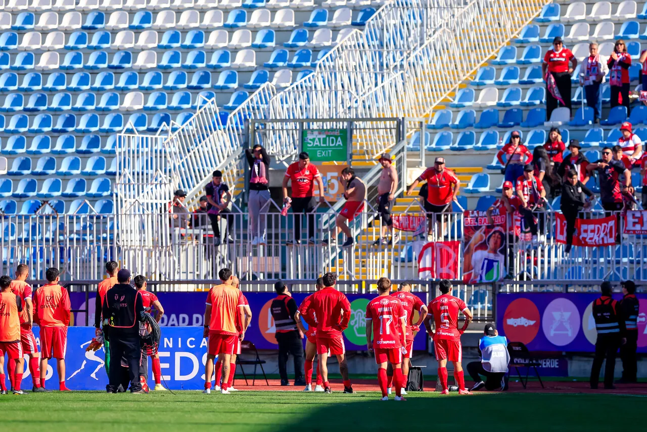 Los hinchas de La Calera sufren por el momento de su equipo. Foto: Photosport