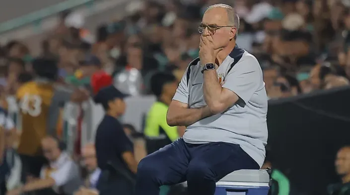Bielsa actualmente está sin selección tras dirigir 3 años en Uruguay.