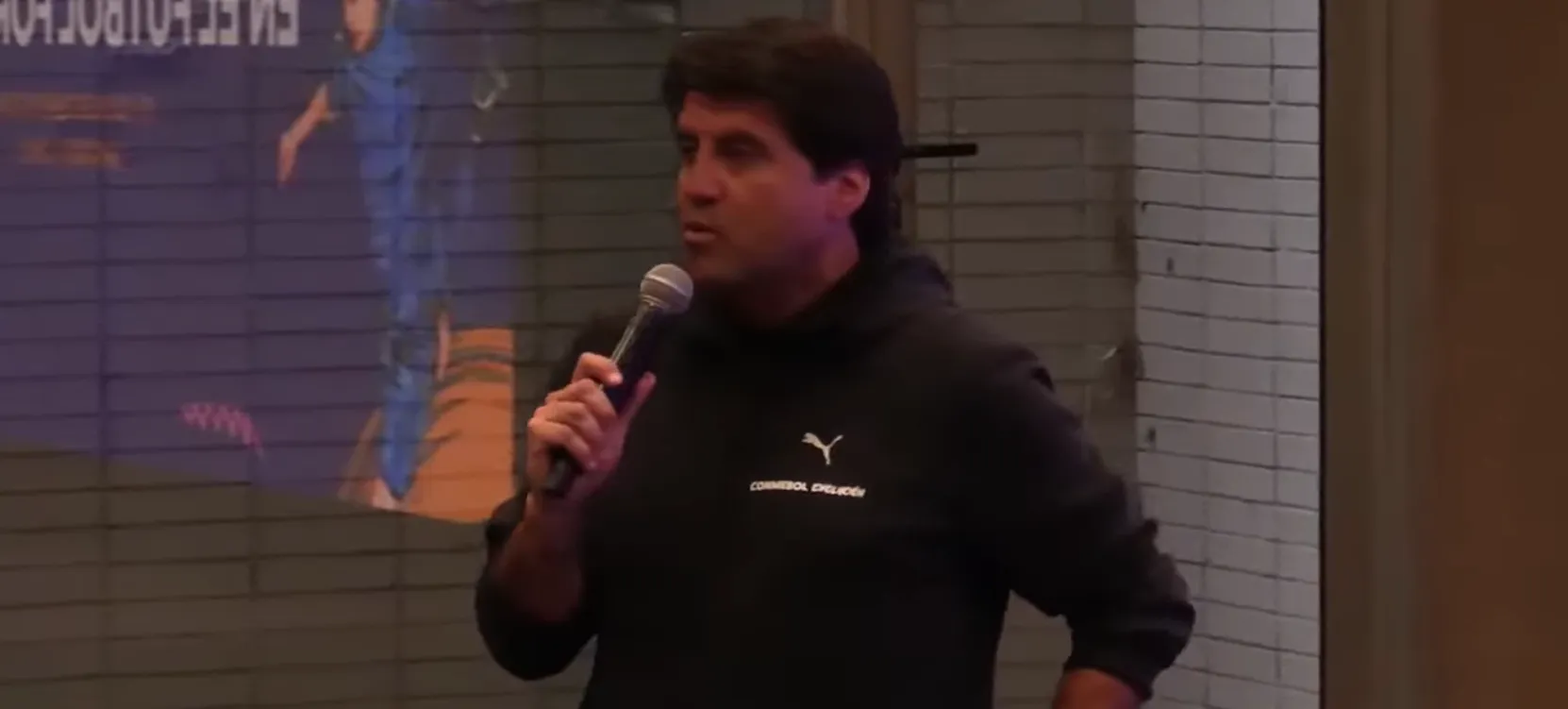 Clarence Acuña en plena exposición durante el seminario. (Captura YouTube).