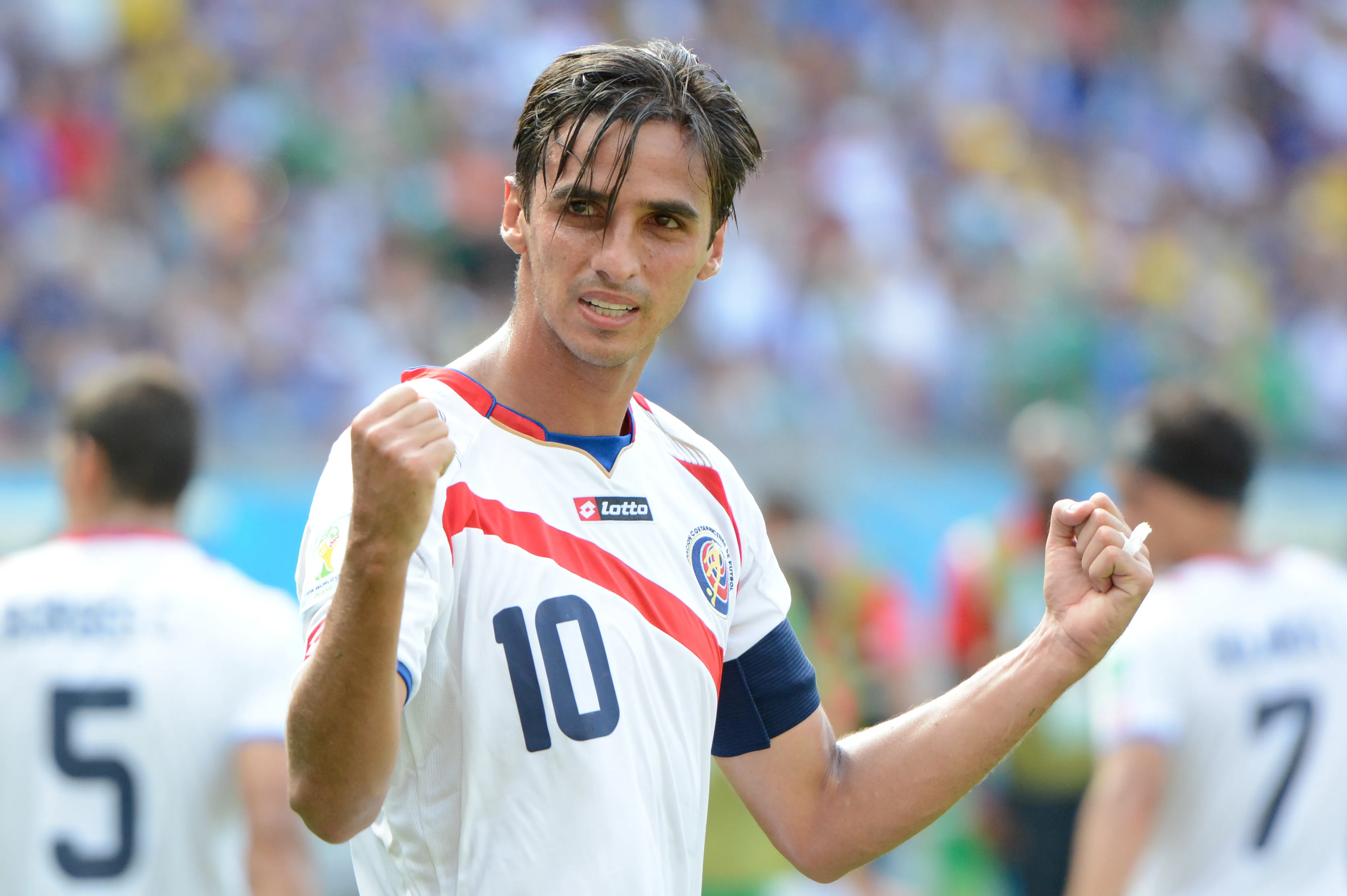 Bryan Ruiz celebra el gol que le anotó a Italia en Brasil 2014. (Fotoarena/Photosport).