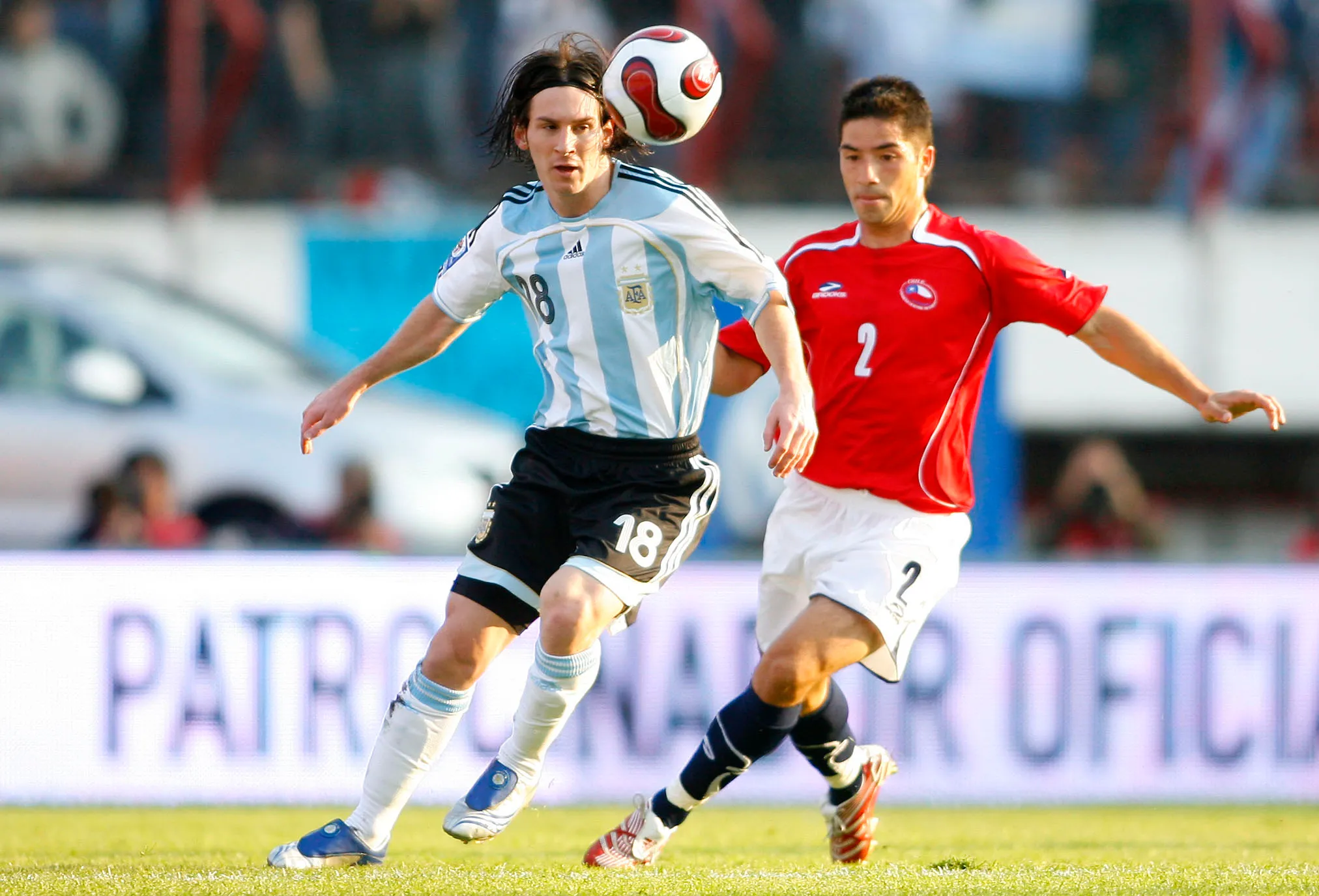 Cristián Álvarez marca a Lionel Messi en el estadio Monumental de Núñez. (Andrés Piña | Photosport).