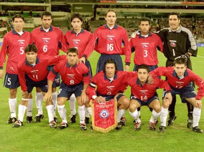 La selección chilena medallista en Sydney 2000. Arriba: Pablo Contreras, Pedro Reyes, Pablo Contreras, Rafael Olarra, Claudio Maldonado y Nelson Tapia. Abajo: Reinaldo Navia, DAvid Pizarro, Iván Zamorano, Rodrigo Tello y Patricio Ormazábal.