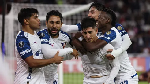 Fernando Cornejo es felicitado por varios compañeros tras su gol a Lanús de Argentina.