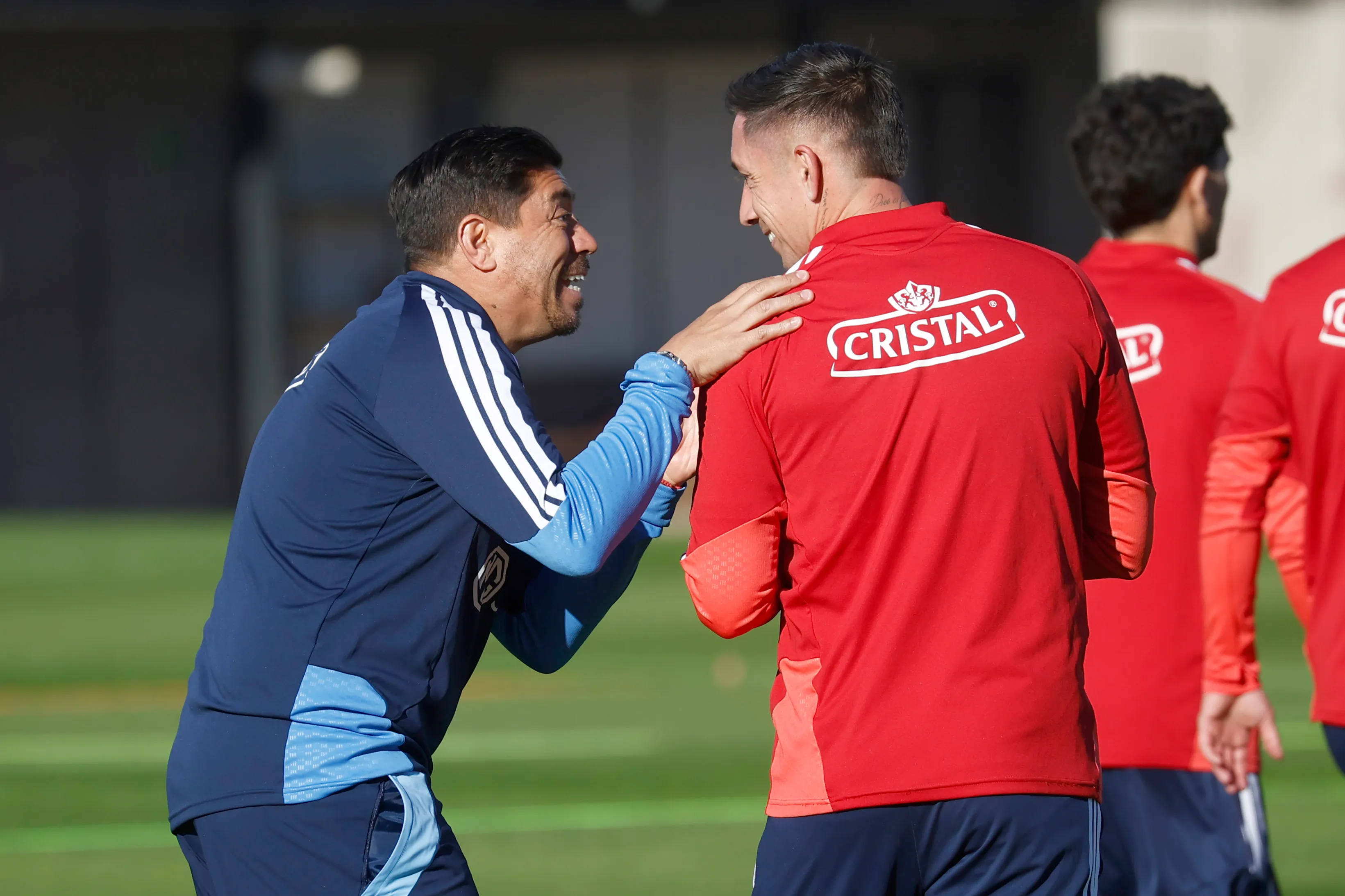 Nicolás Córdova con Rodrigo Echeverría, uno de los mediocampistas que nunca falta en sus convocatorias. (Dragomir Yankovic/Photosport).