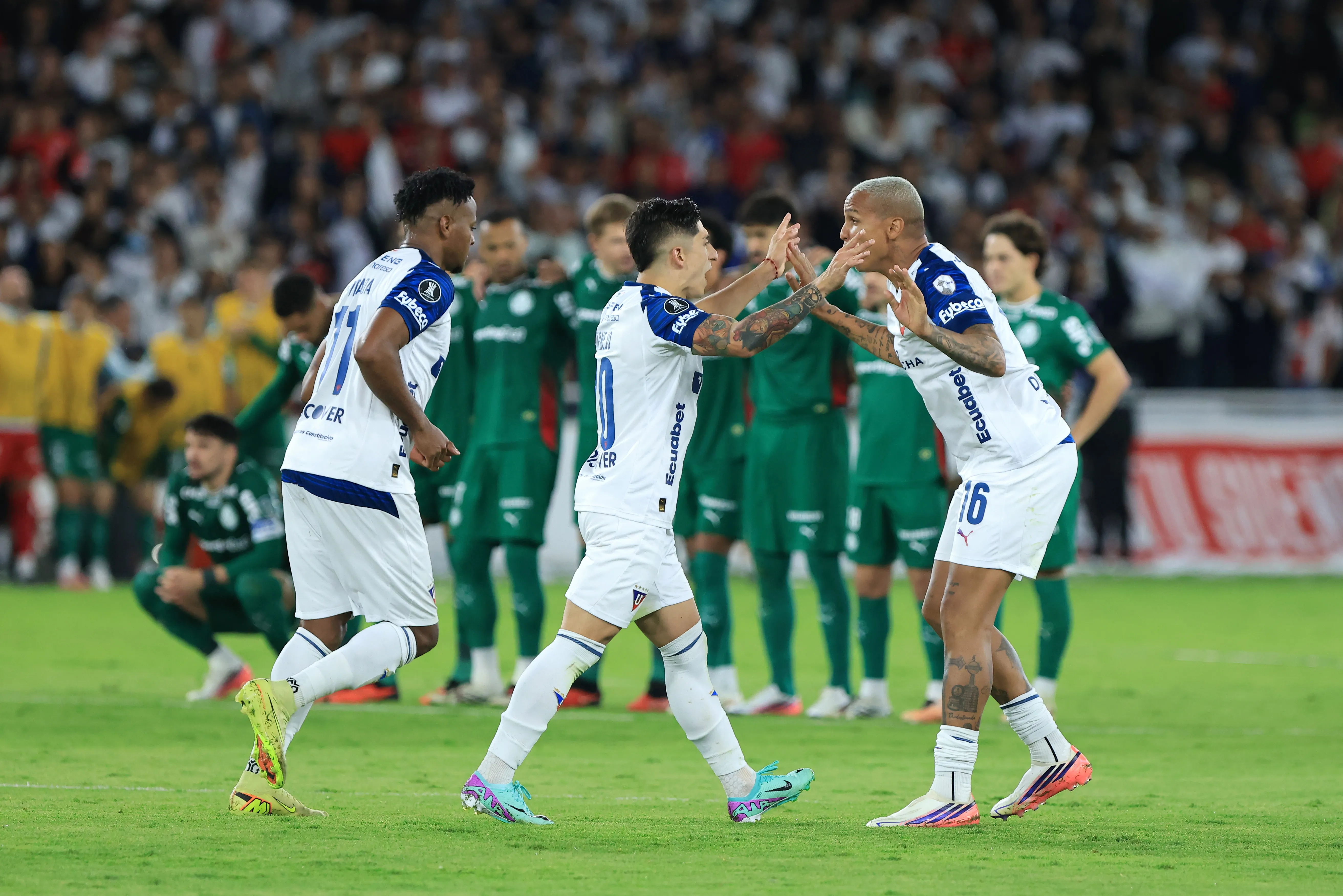 Fernando Cornejo celebra junto a Deyverson tras anotar su penal frente a Palmeiras en la Copa Libertadores. (Franklin Jacome/Getty Images).