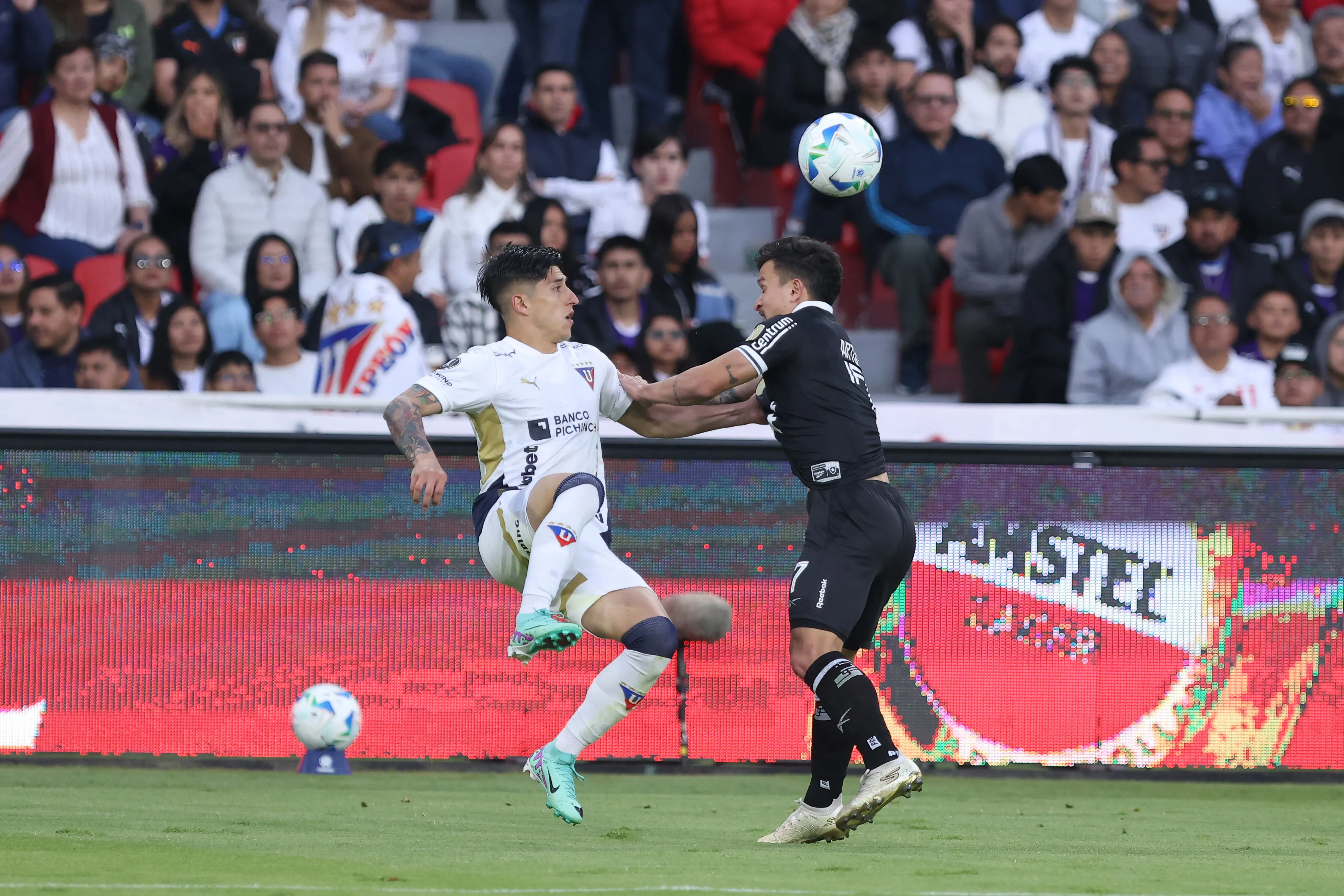 Fernando Cornejo en acción ante Botafogo en la Copa Libertadores. (Franklin Jacome/Getty Images).