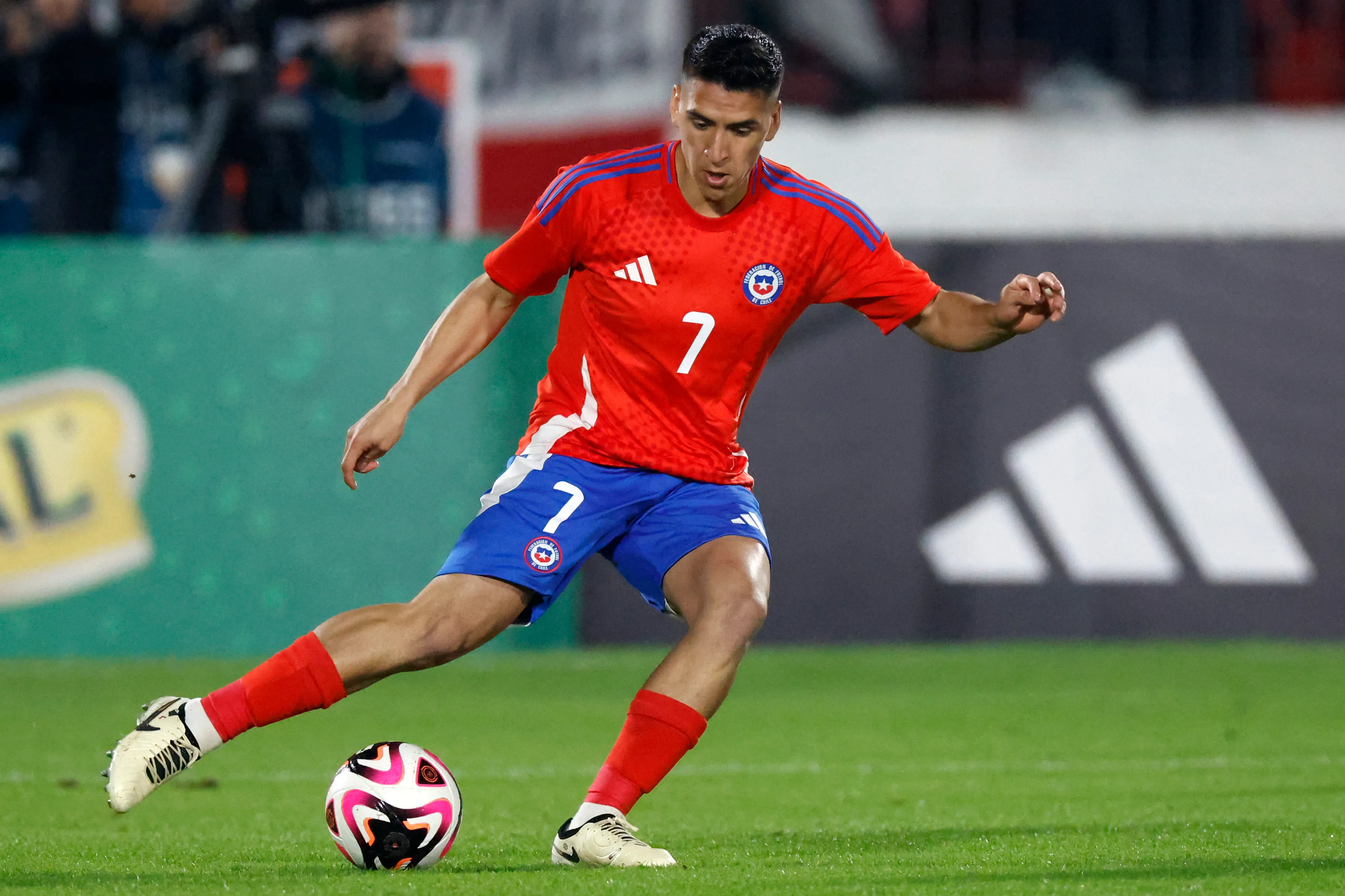 Marcelino Núñez en acción por la selección chilena, donde ha jugado 34 encuentros. (Andrés Piña/Photosport).