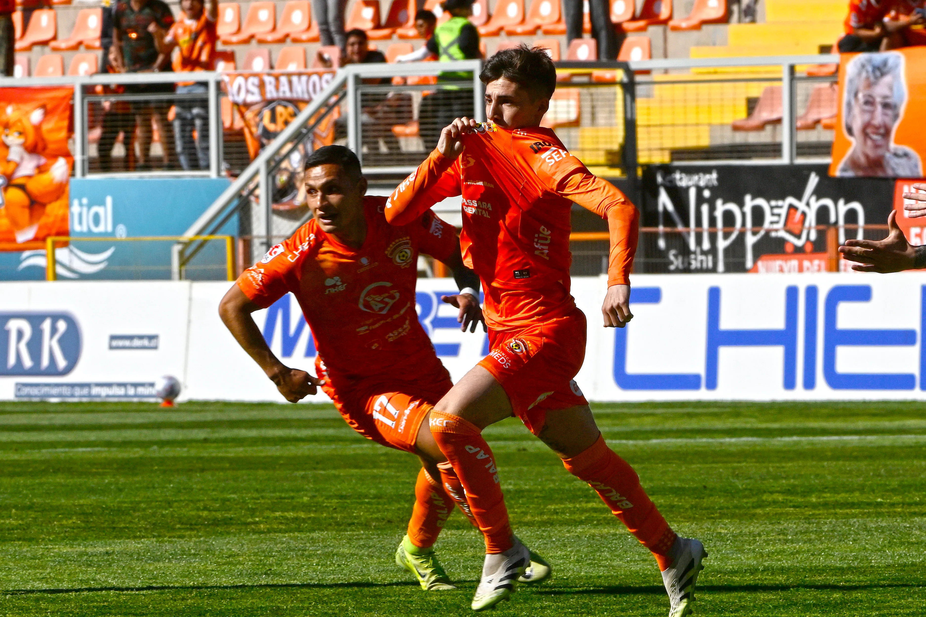 Así celebró Yastin Navarro su buen gol ante Wanderers. (Pedro Tapia/Photosport).