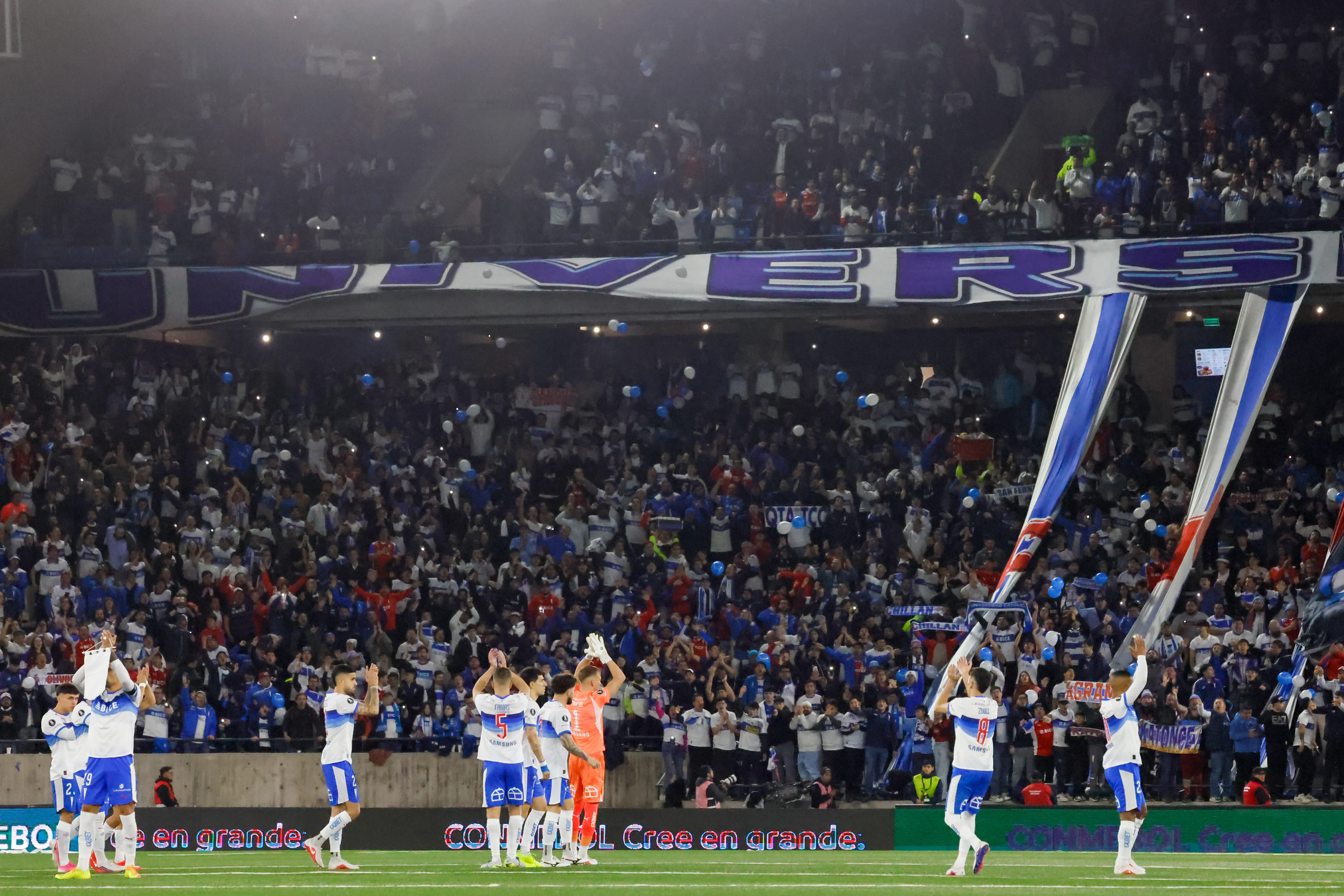 En Universidad Católica entregaron datos duros para descartar que las lesiones tengan que ver con el sintético del Claro Arena. | Foto: Photosport.
