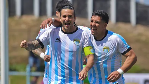 La Academia quedó a solo dos puntos del líder Cobreloa tras vencer a Curicó.