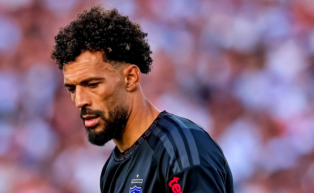 Vozinha sigue en Cabo Verde y pone en duda su presencia en el arco de Colo Colo