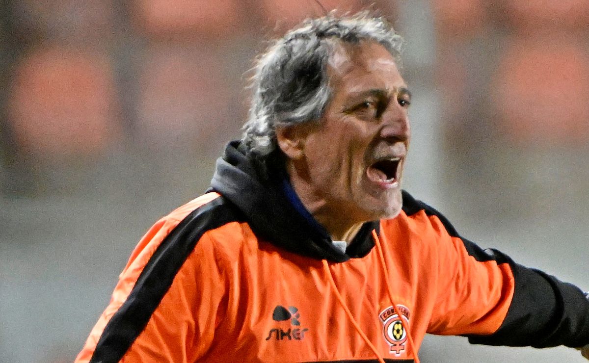 Mario Salas tras instalar a Cobreloa en la cima de la Primera B: “Los jugadores quieren lograr algo importante”