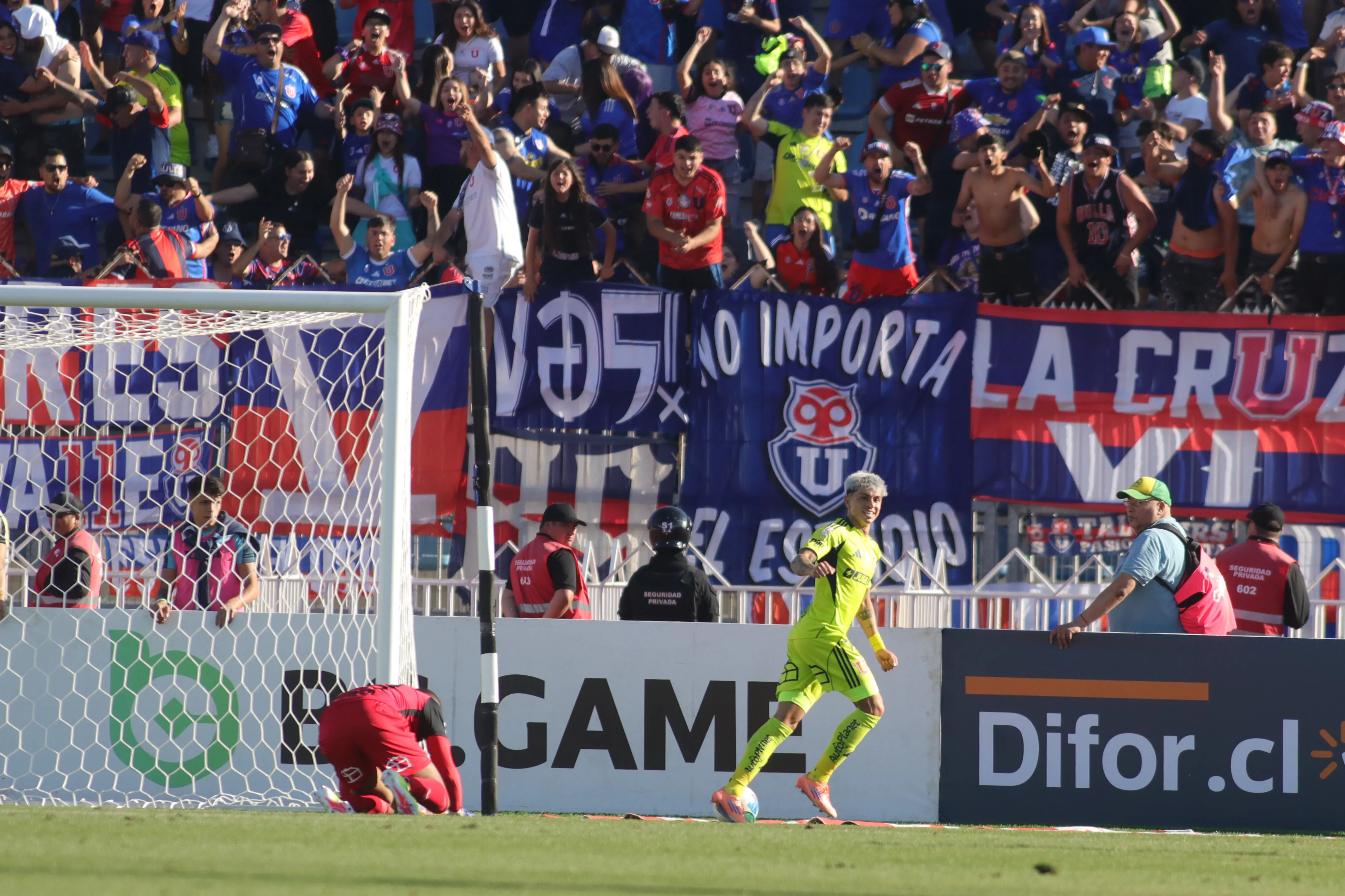 La U podría salir de Santiago para recibir a Ñublense. Foto: Loyola/Photosport