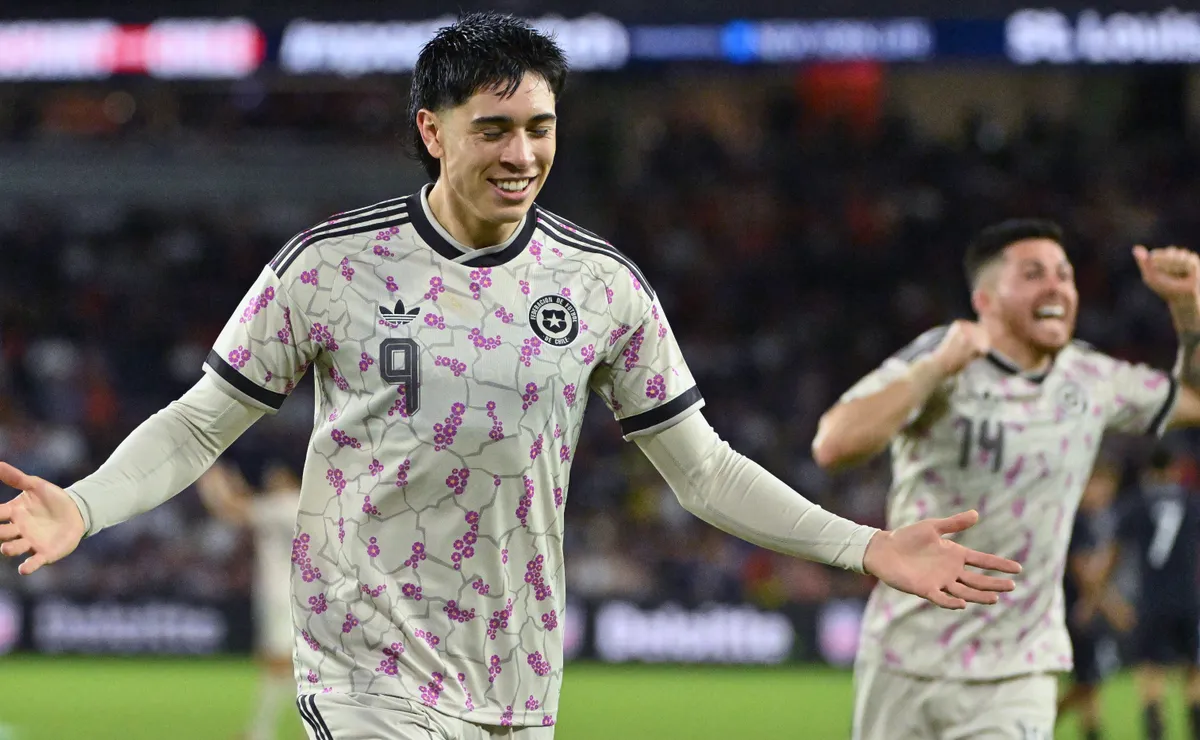 Nicolás Córdova saca a Maximiliano Gutiérrez de la selección chilena Nicolás Córdova saca a Maximiliano Gutiérrez de la selección chilena