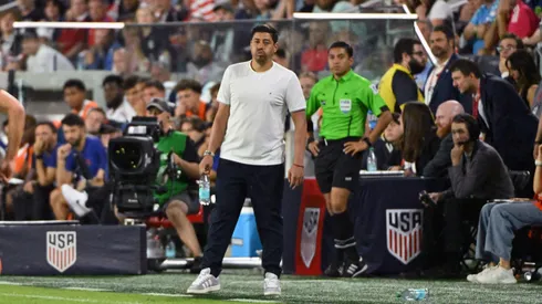 Nicolás Córdova dirigiendo a la Roja en Estados Unidos.
