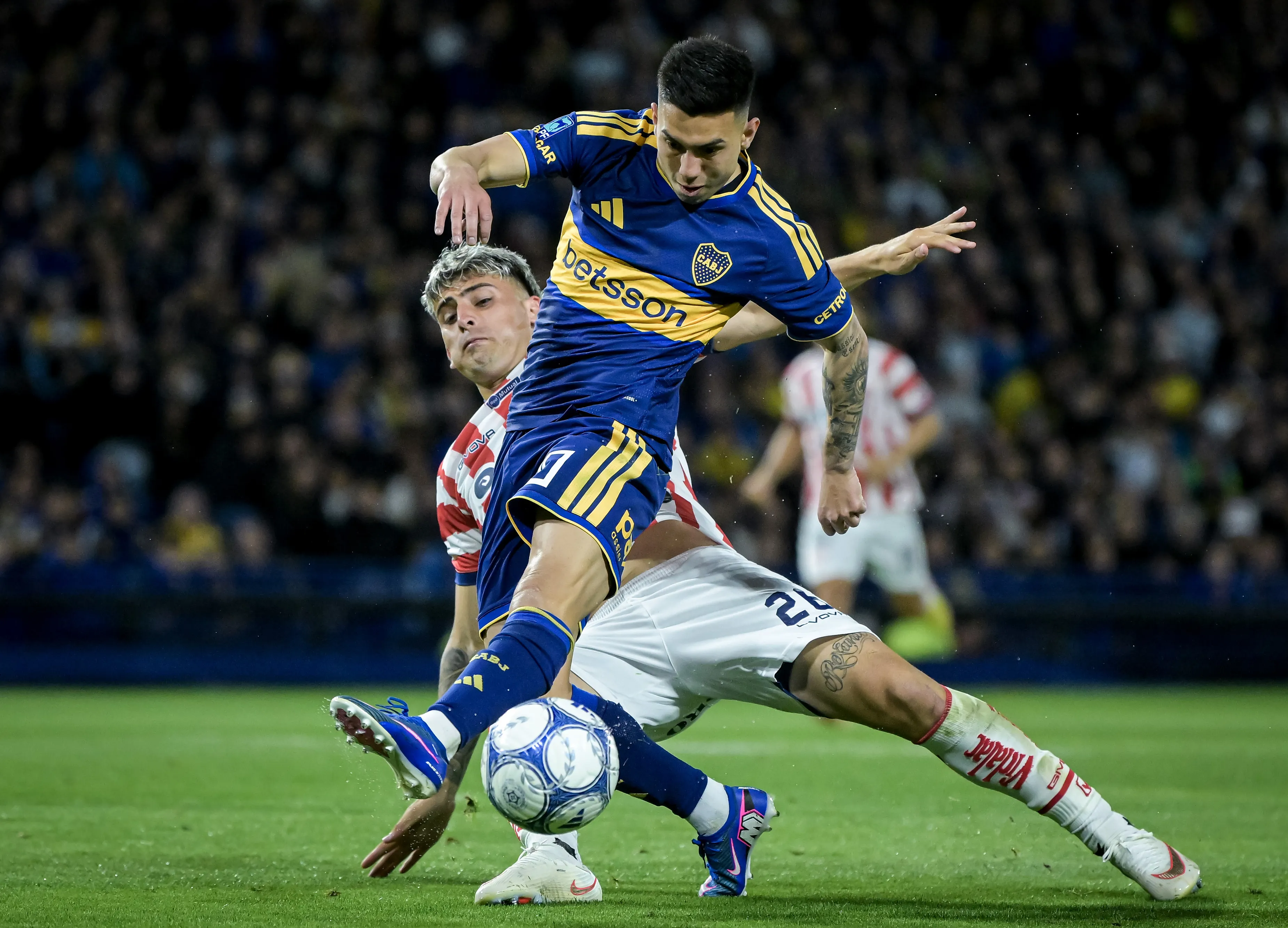 Alan Velasco en acción frente a Unión Santa Fe. (Marcelo Endelli/Getty Images).