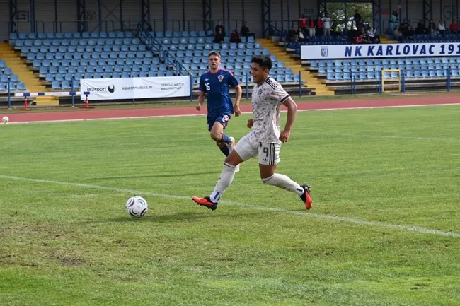 Amaro Pérez marca el gol de la selección chilena Sub 17 ante Croacia