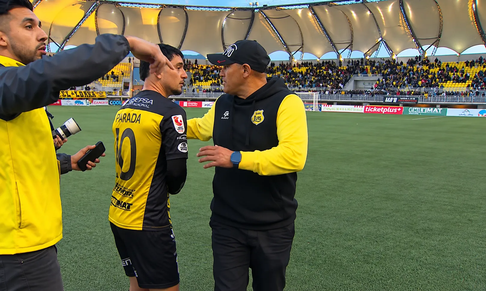 El Chupete Suazo conversa con su goleador, quien fue distinguido por TNT Sports. (Captura retocada con ChatGPT).