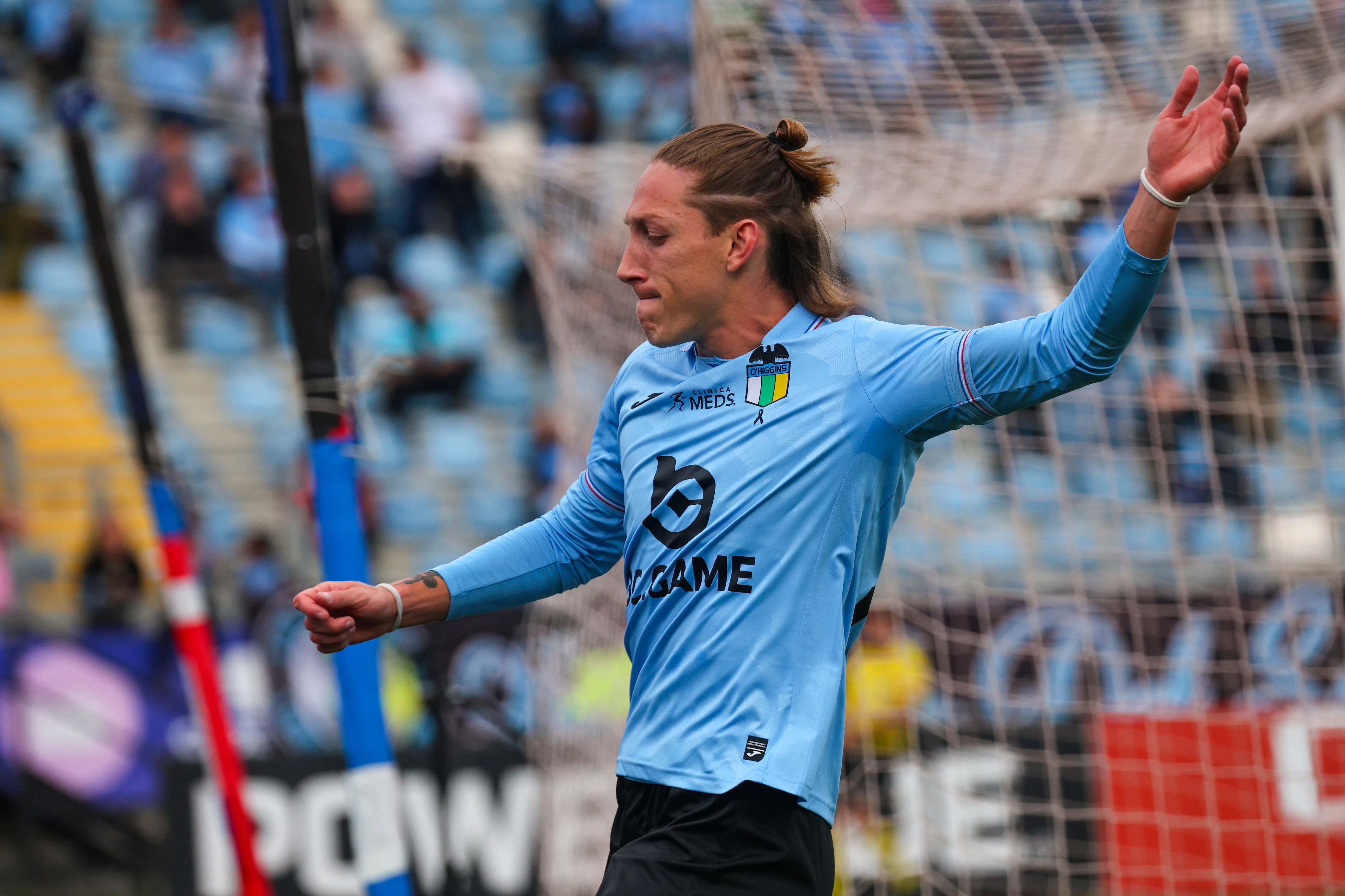 Ignacio Schor reaccionó así tras perderse un gol, pero el fútbol le dio revancha casi inmediatamente. (Jorge Loyola/Photosport).