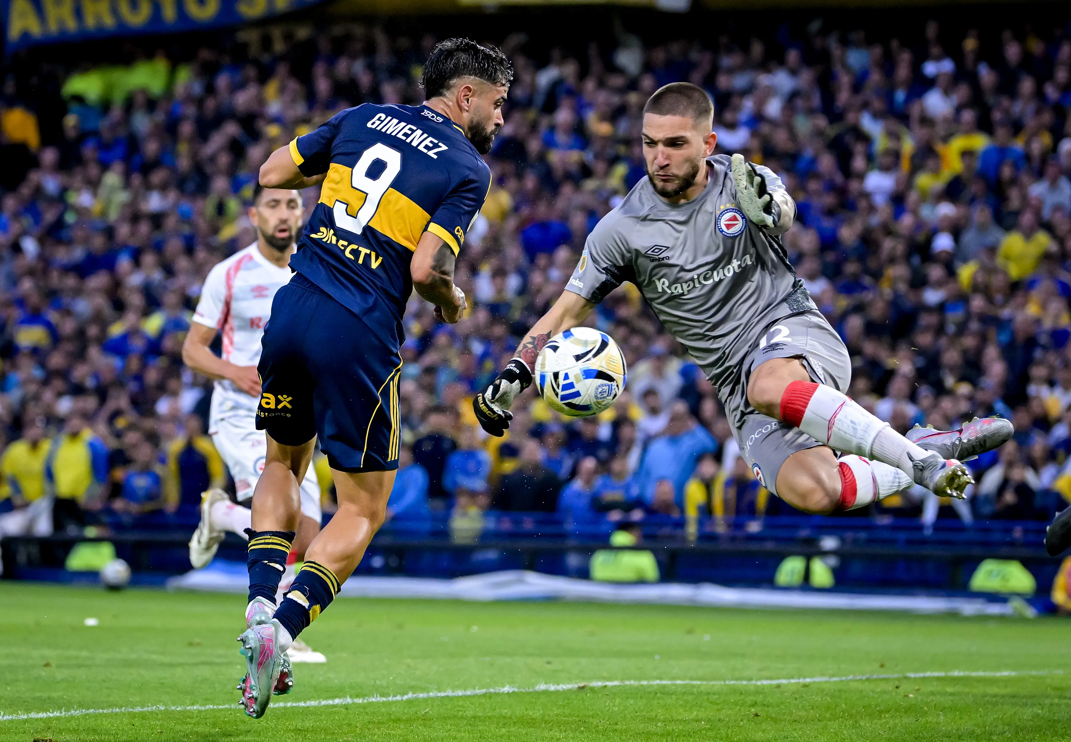 Gonzalo Siri en acción ante Boca Juniors en 2025. Este año, recién disputó su primer partido y fue figura. (Marcelo Endelli/Getty Images).