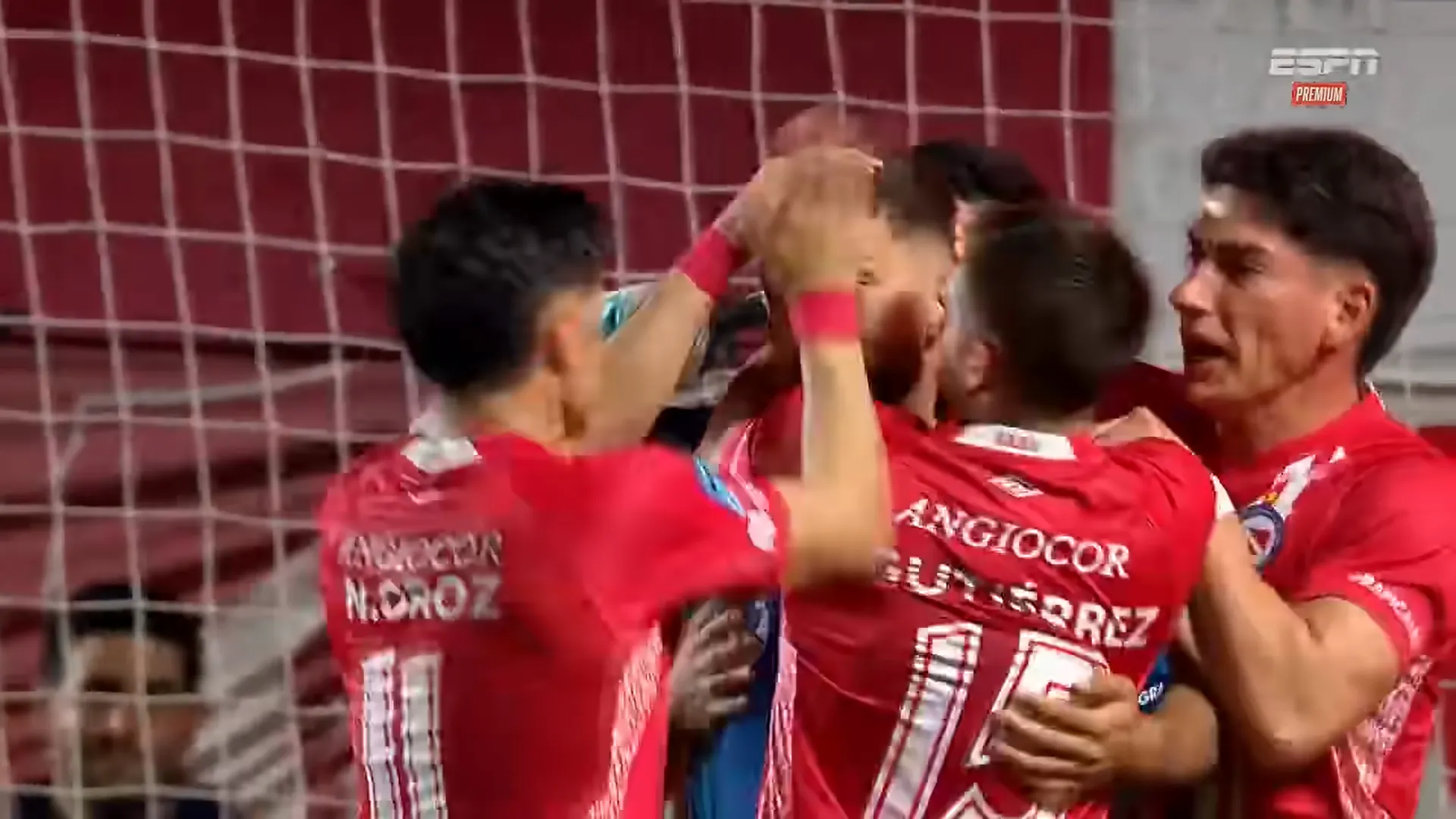 Gonzalo Siri recibe las felicitaciones de todos sus compañeros tras esa intervención doble. (Captura ESPN).