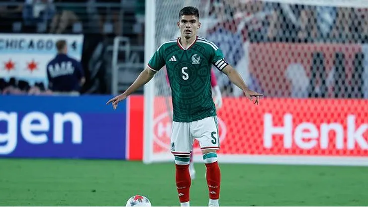 Johan Vásquez, zaguero central que fue designado como capitán de México.
