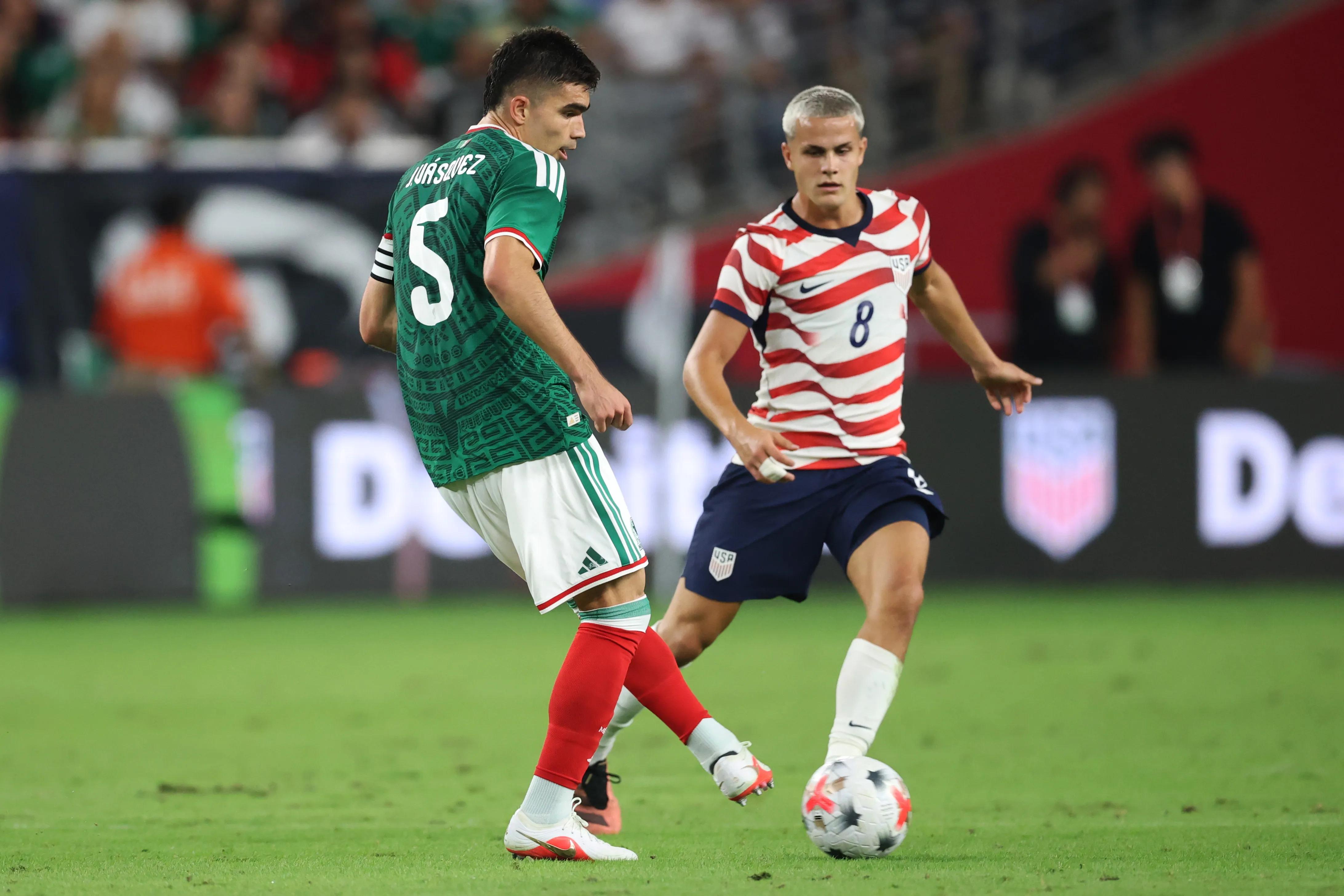 Johan Vásquez intenta jugar ante la presión de Cavan Sullivan, joven de 17 años que humilló a Marcelo Morales en el amistoso vs Chile. (Chris Coduto/Getty Images).
