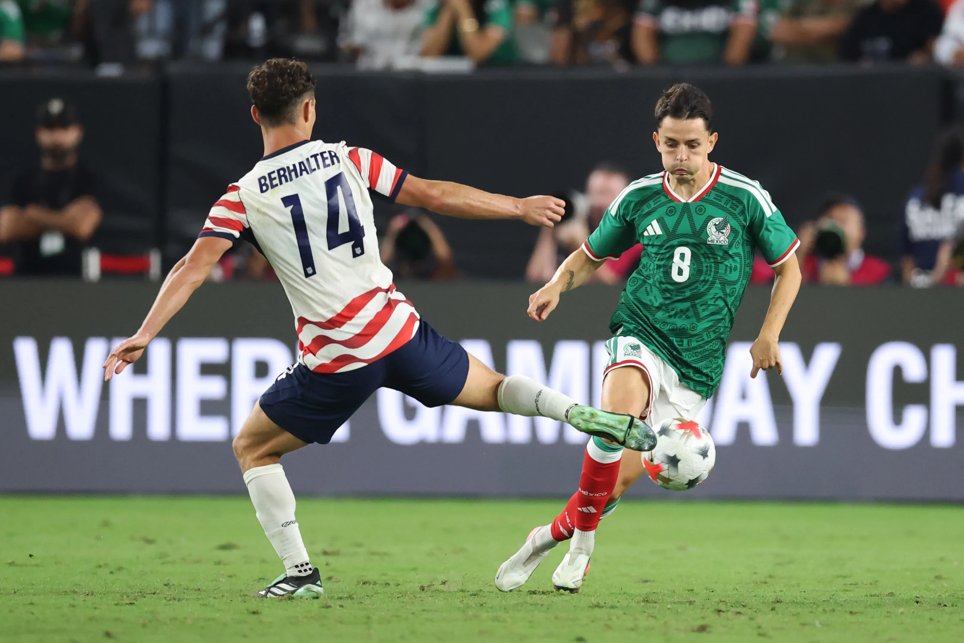 Álvaro Fidalgo enfrenta la marca de Sebastian Berhalter, autor de uno de los goles de Estados Unidos vs Chile. (Chris Coduto/Getty Images).