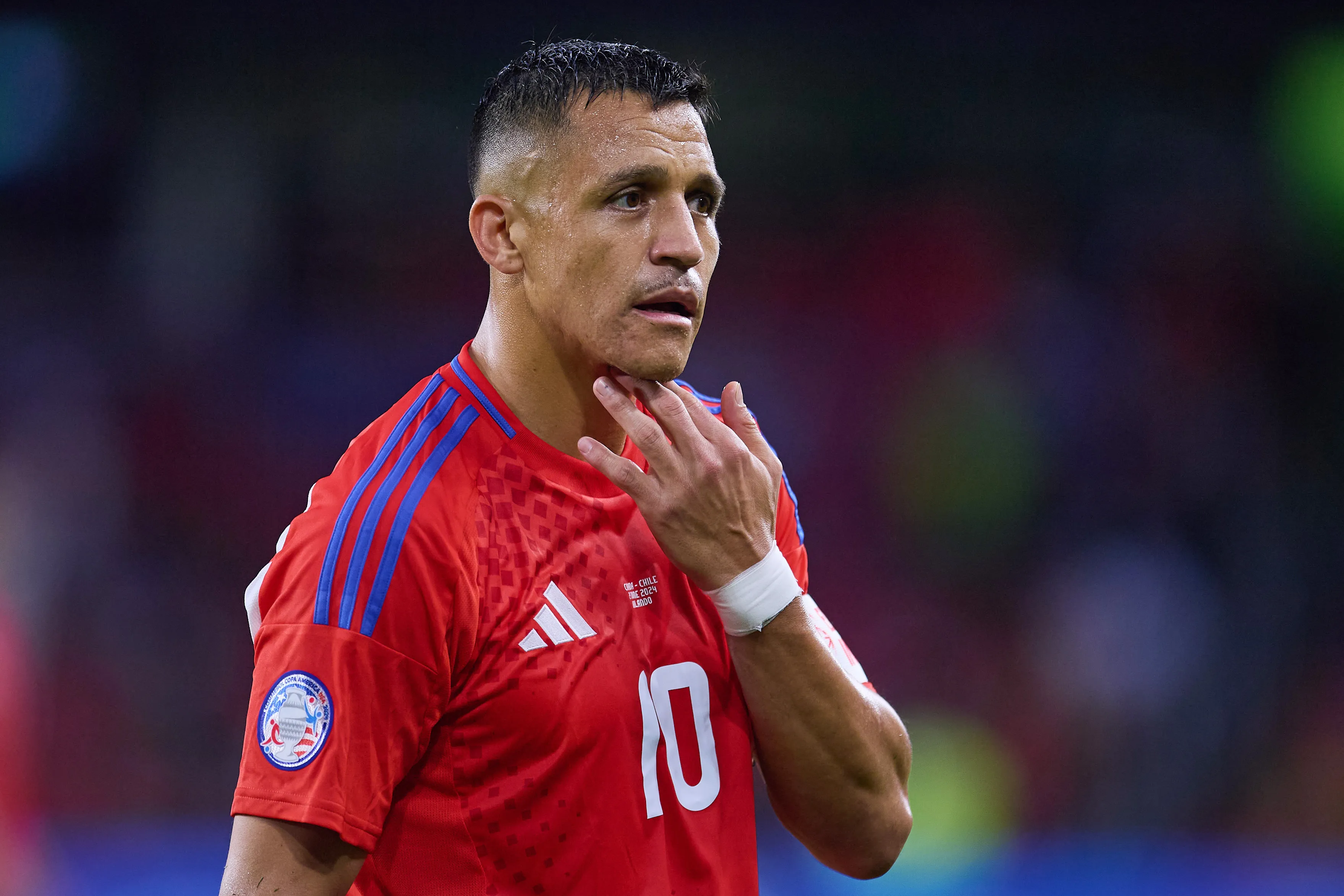 Alexis Sánchez hizo un gesto que despertó las especulaciones en torno a Fernando Ortiz y su futuro. (Jose Miguel Melgarejo/Mexsport/Photosport).