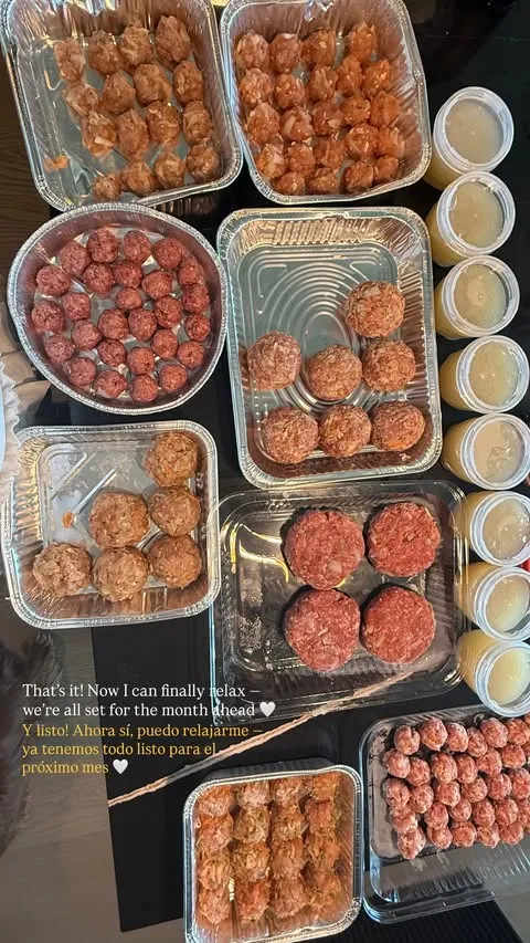 Alexis y Alexandra dividen la carne en porciones para ahorrar tiempo al momento de realizar la preparación del día