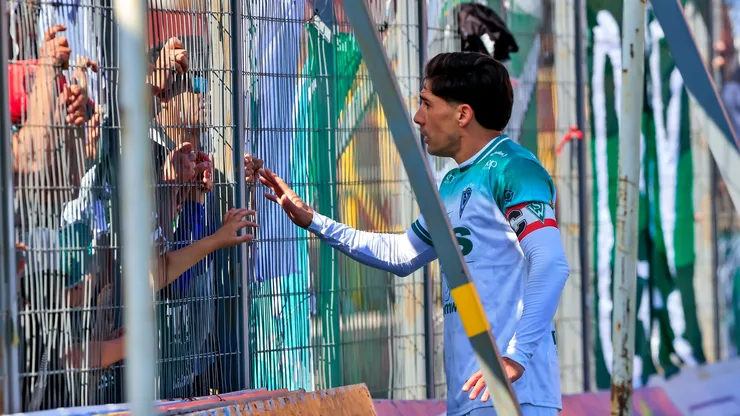 Hinchas de Wanderers provocan incidentes en derrota con Recoleta.