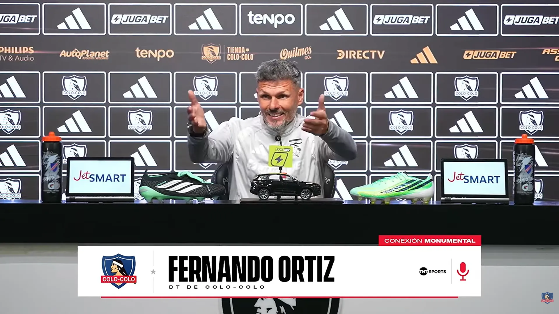 La reacción de Ortiz ante la insistencia de Rodrigo Gómez en el tema de la proyección juvenil para 2027. (Captura YouTube).