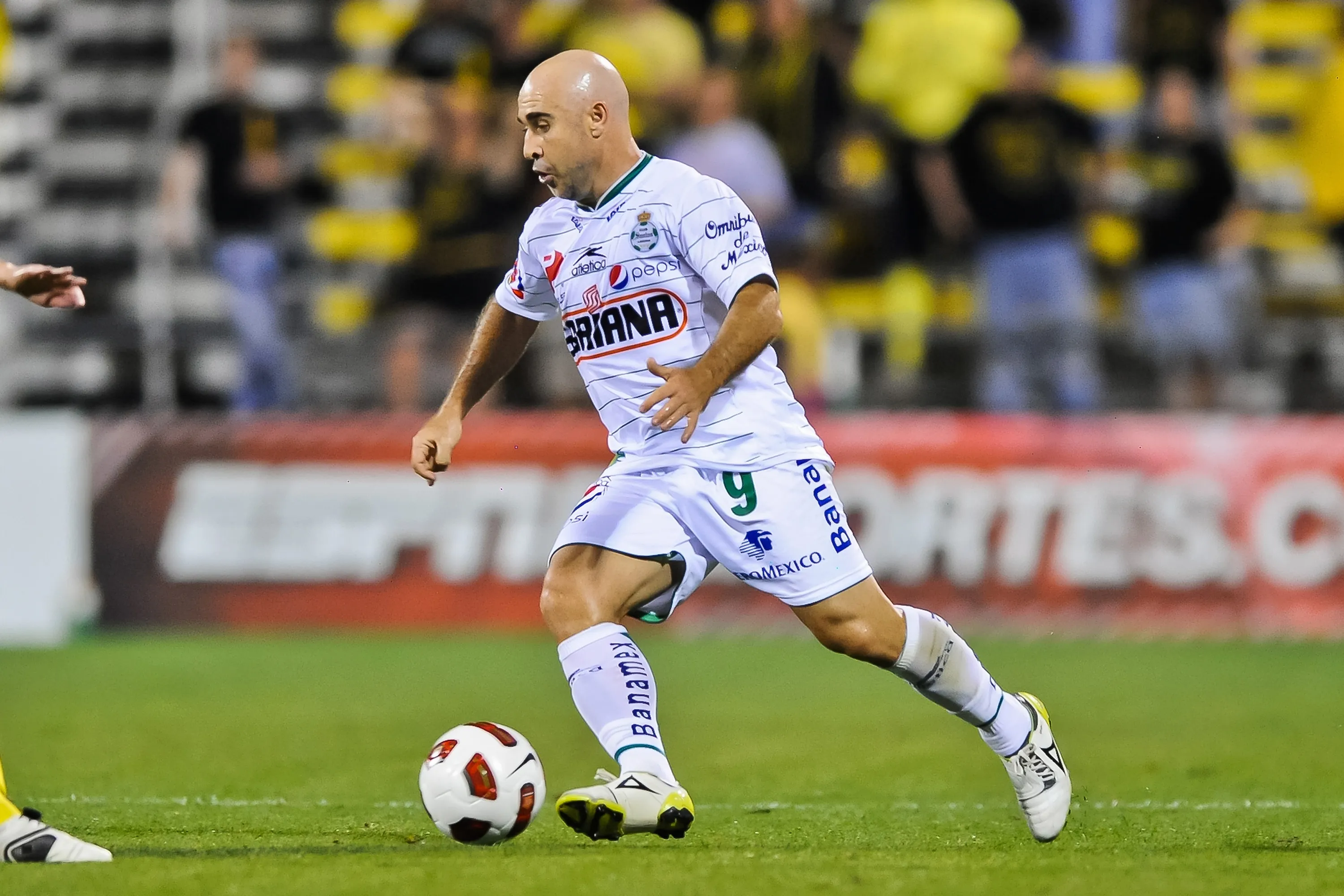 Rodrigo Ruiz en acción por el Santos Laguna, donde es un ídolo absoluto. (Jamie Sabau/Getty Images).