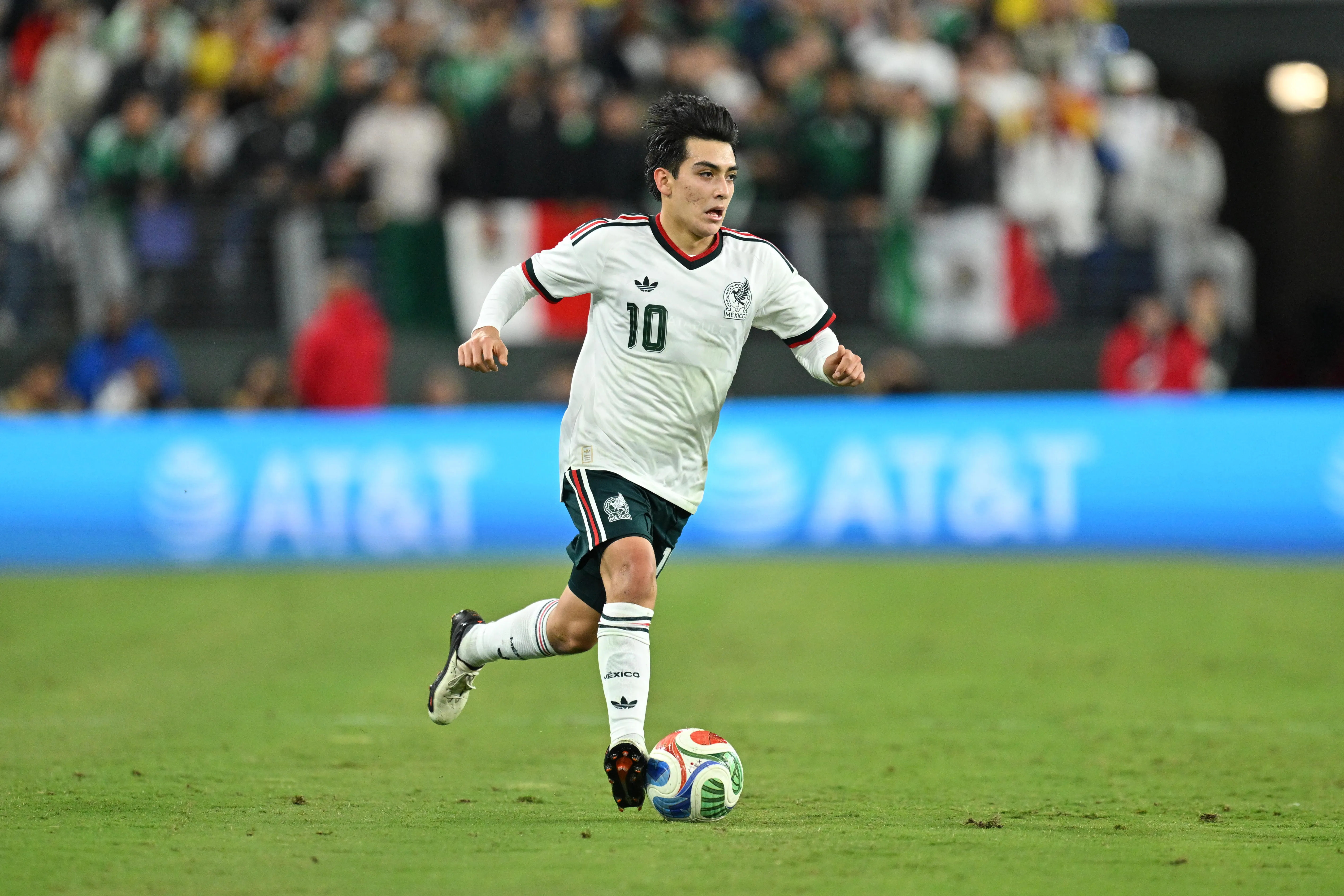 Gilberto Mora en acción por la selección de México. Ya jugó un Mundial, el de 2026, por el Tri. (Jamie Sabau/Getty Images).