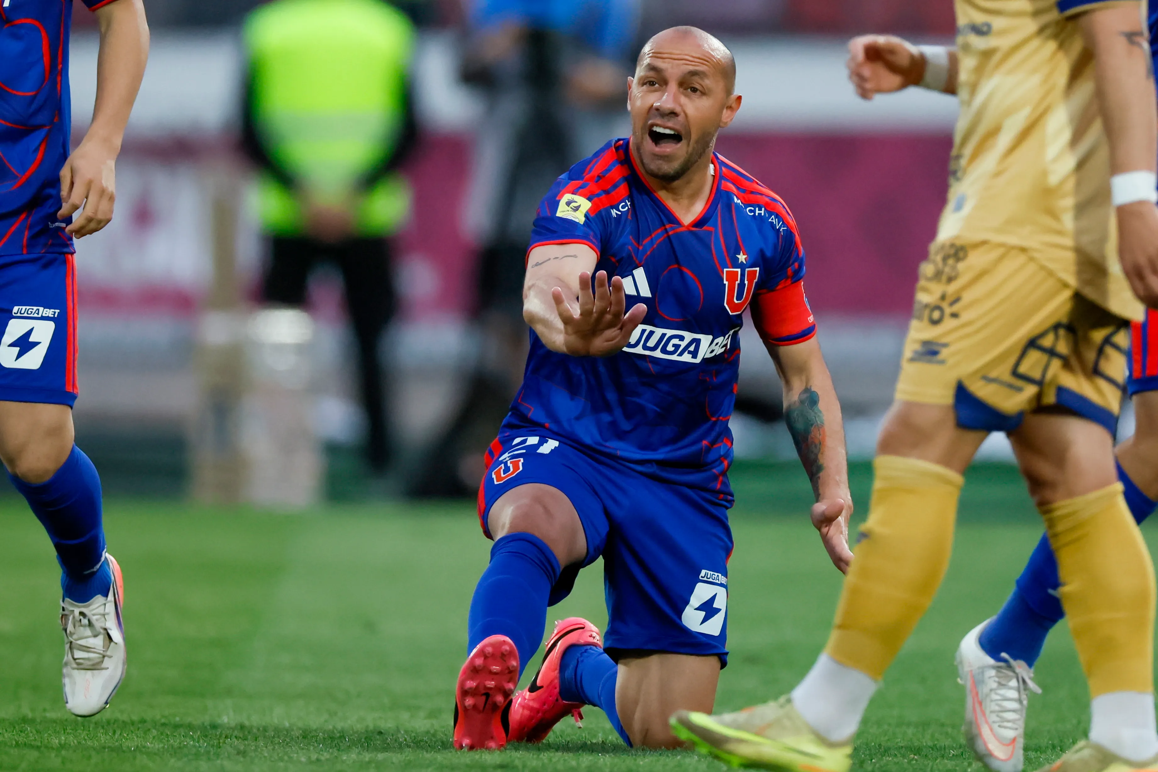 Marcelo Díaz tiene chance de ser titular ante la baja de Charles Aránguiz y Barrera en la U. Foto: Andres Pina/Photosport