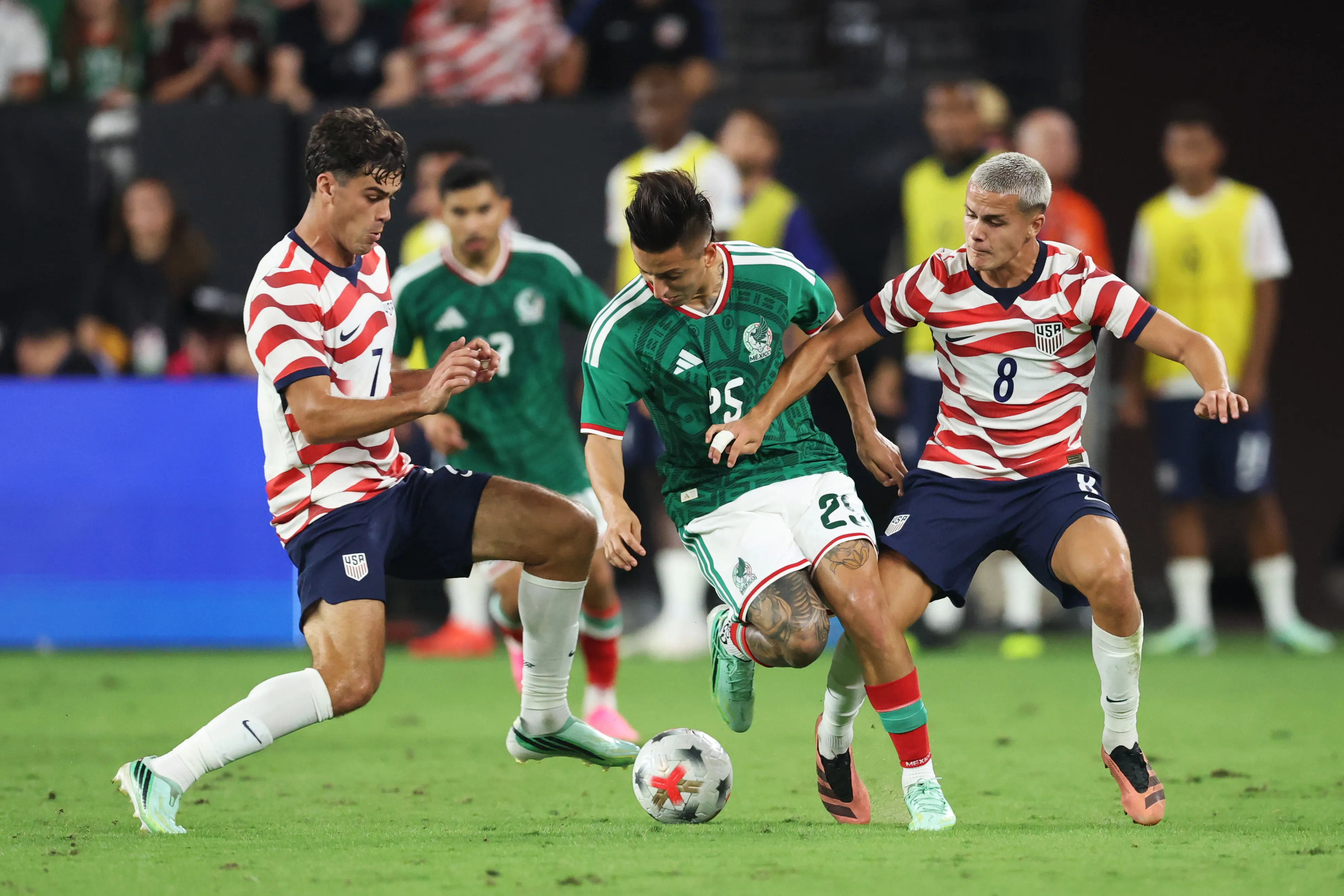 Roberto Alvarado ante las marcas de Giovanni Reyna y Cavan Sullivan. (Chris Coduto/Getty Images).