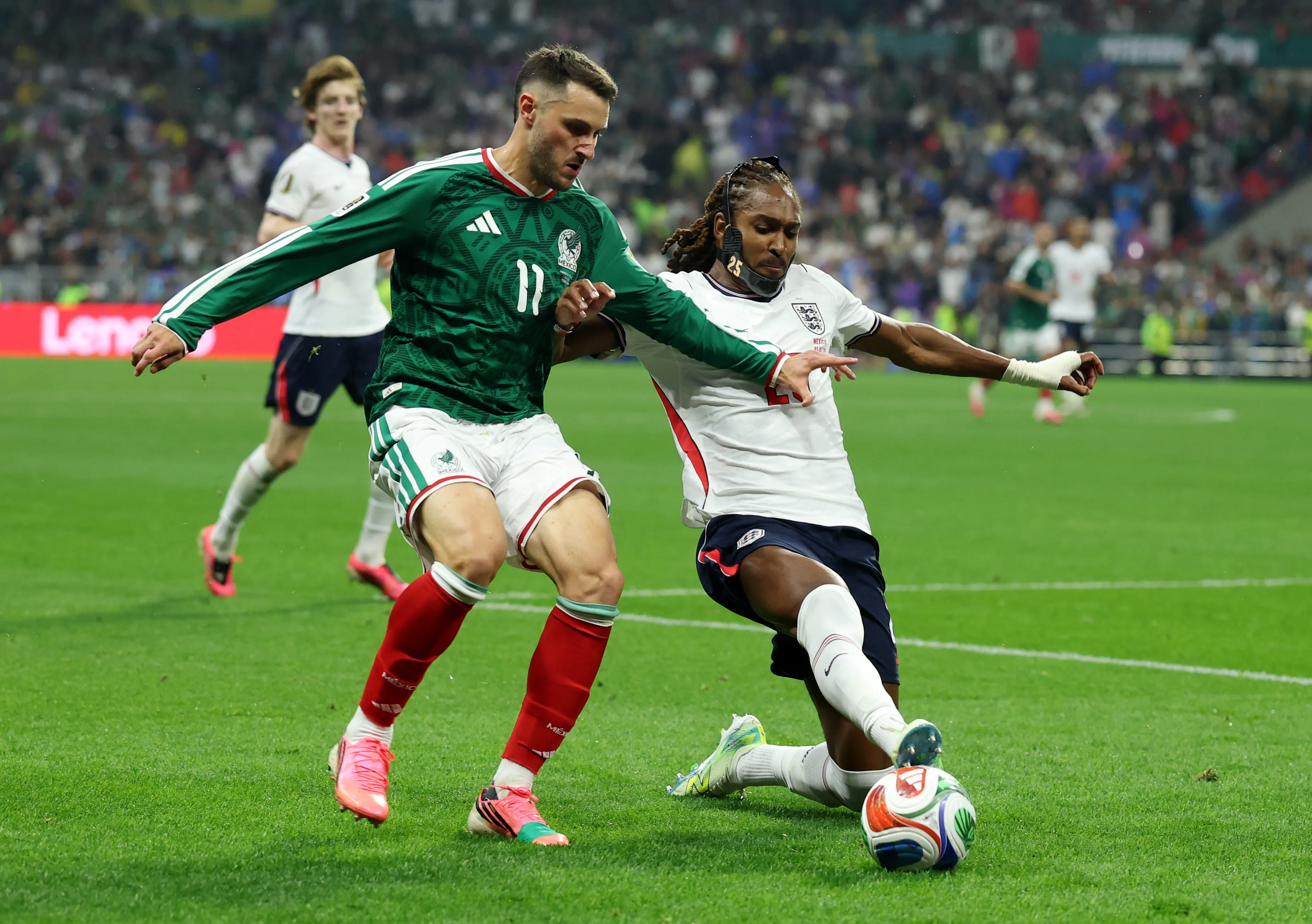 Santi Giménez ante Djed Spence de Inglaterra, que venció a México en el Mundial 2026. (Richard Pelham/Getty Images).