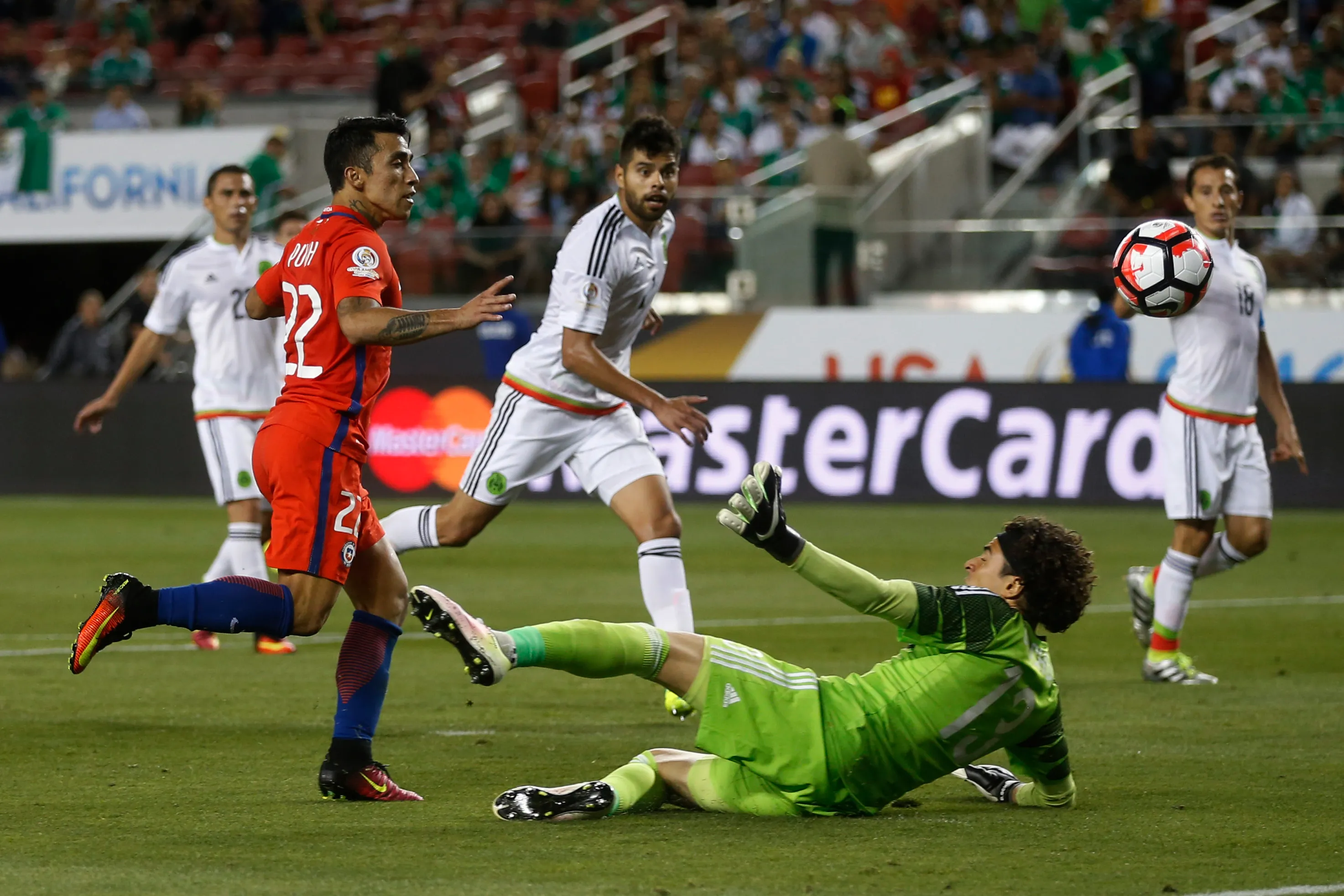 Edson Puch le anota uno de los siete goles que Chile le marcó al Memo Ochoa en la Copa América del Centenario. (Andrés Piña/Photosport).