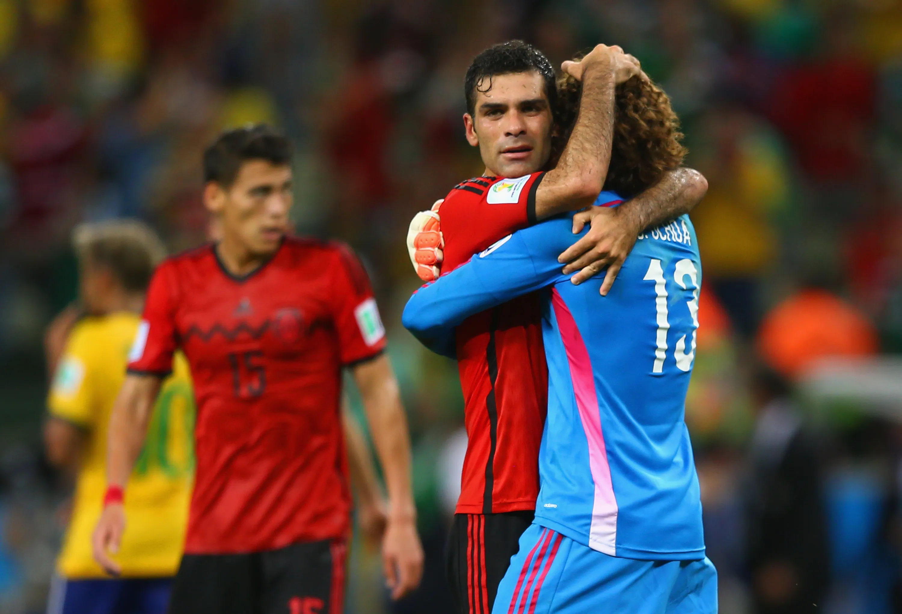 Rafael Márquez felicita a Memo Ochoa tras el empate sin goles frente a Brasil en el Mundial 2014. (Michael Steele/Getty Images).